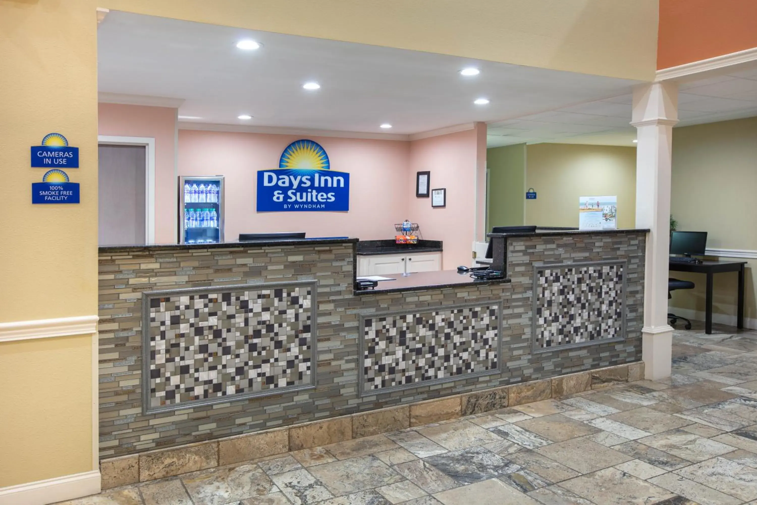 Lobby/Reception in Days Inn & Suites by Wyndham Florence/Jackson Area