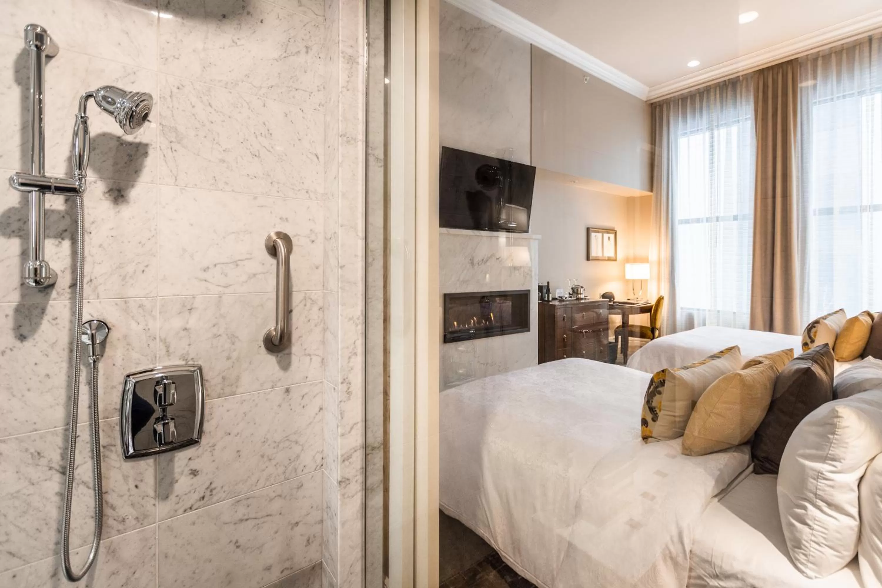 Photo of the whole room, Bed in Hôtel Birks Montréal