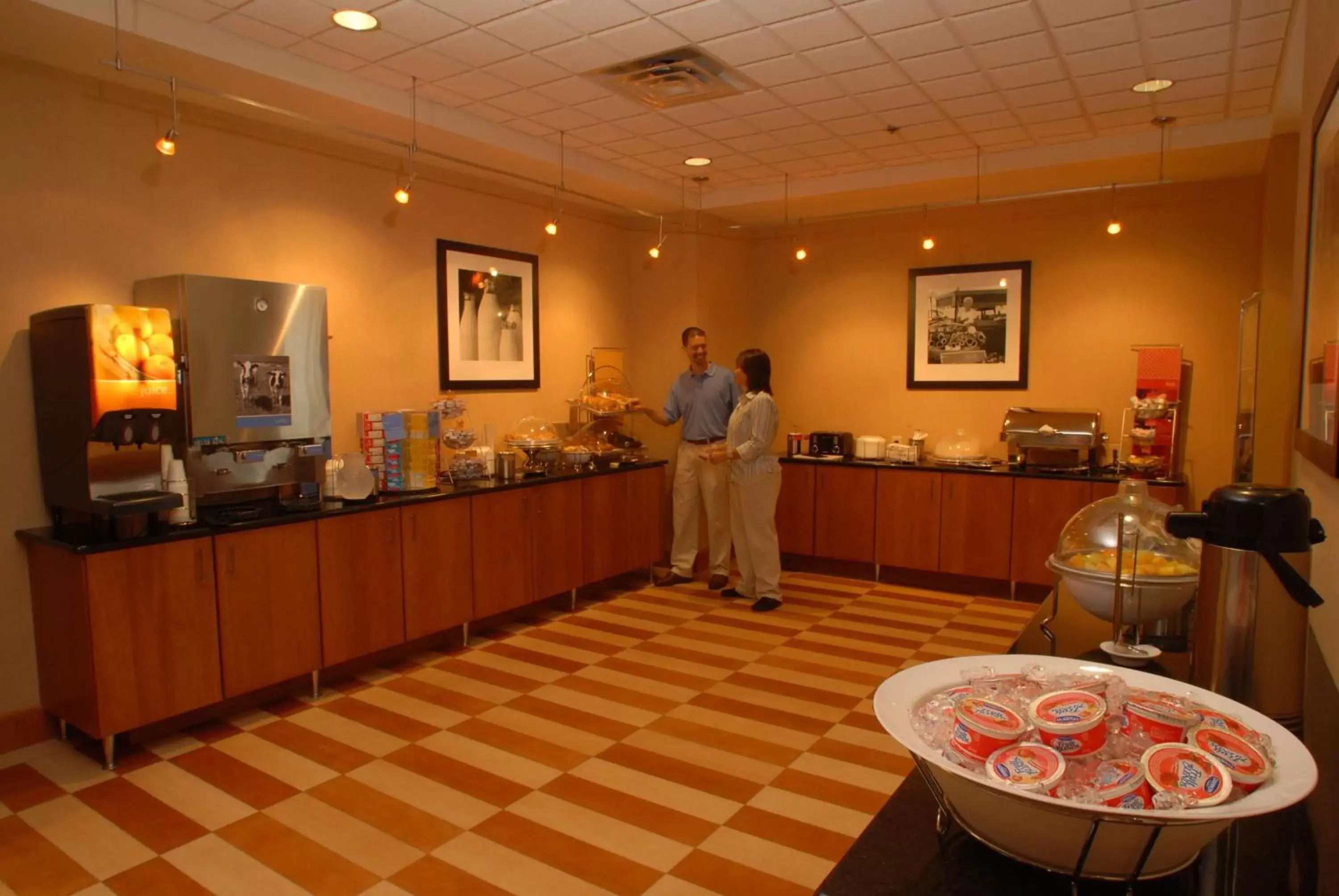 Dining area in Hampton Inn Gloucester