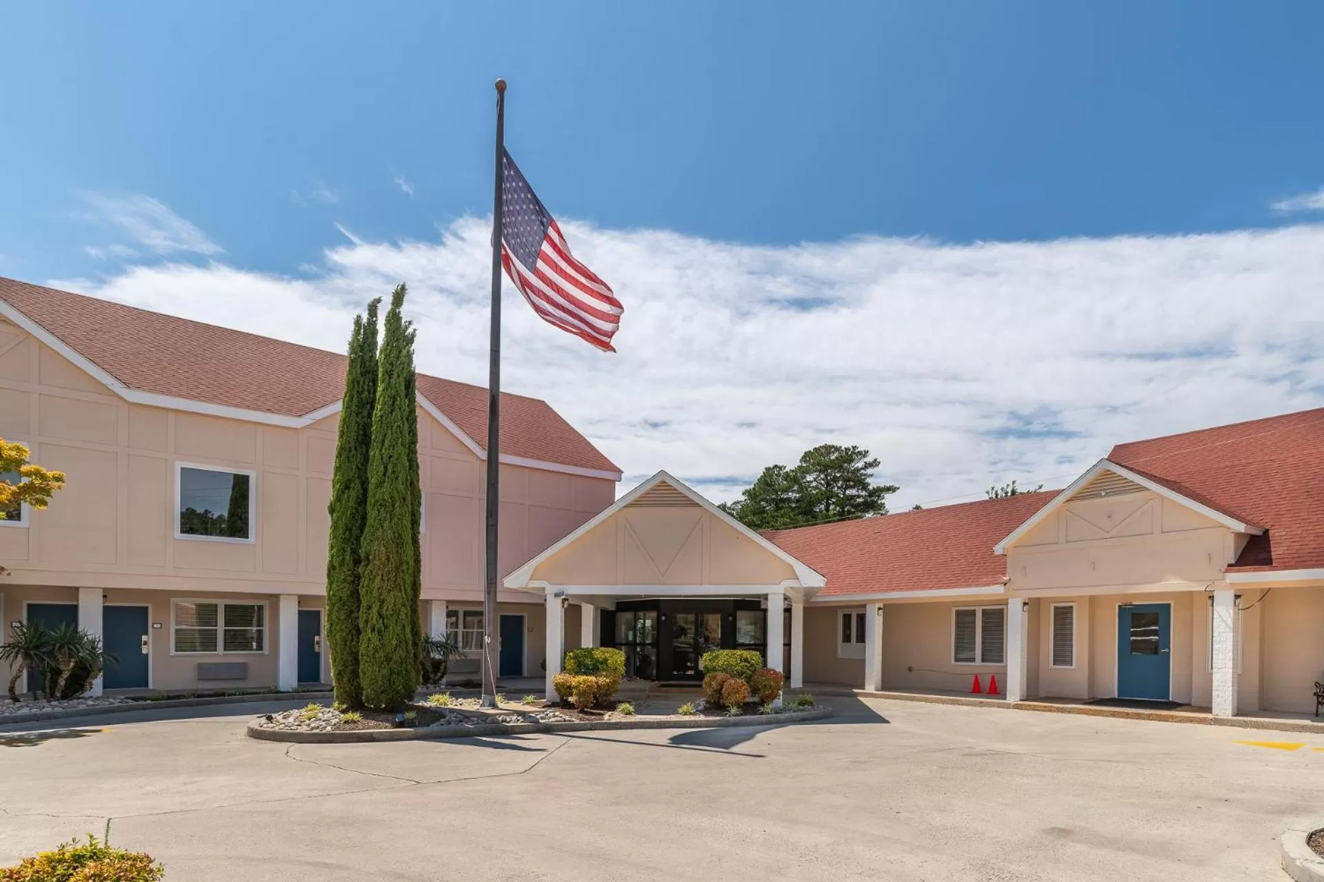 Property building in Hotel Manteo, Trademark Collection by Wyndham
