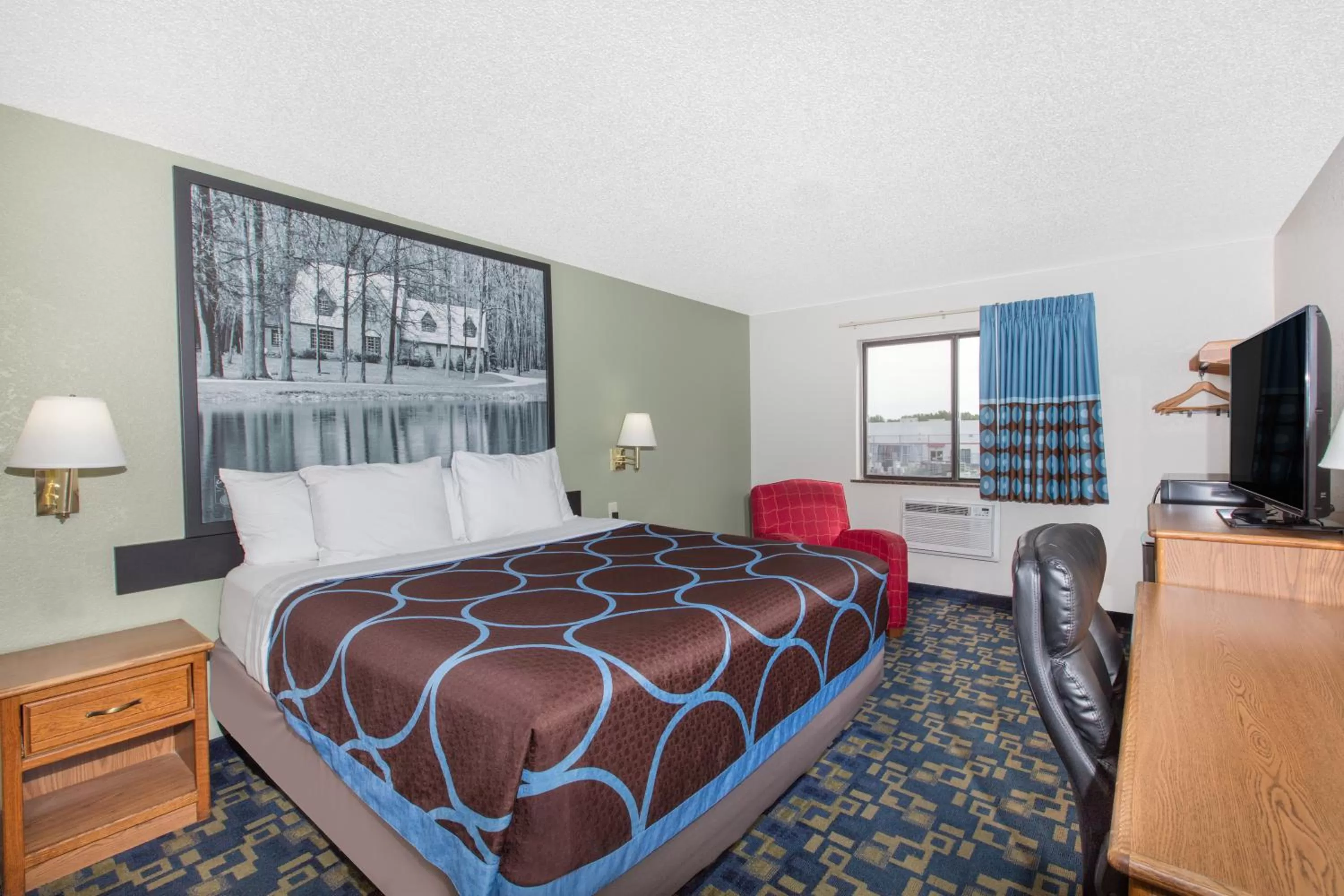 Photo of the whole room, Bed in Super 8 by Wyndham Aberdeen MD