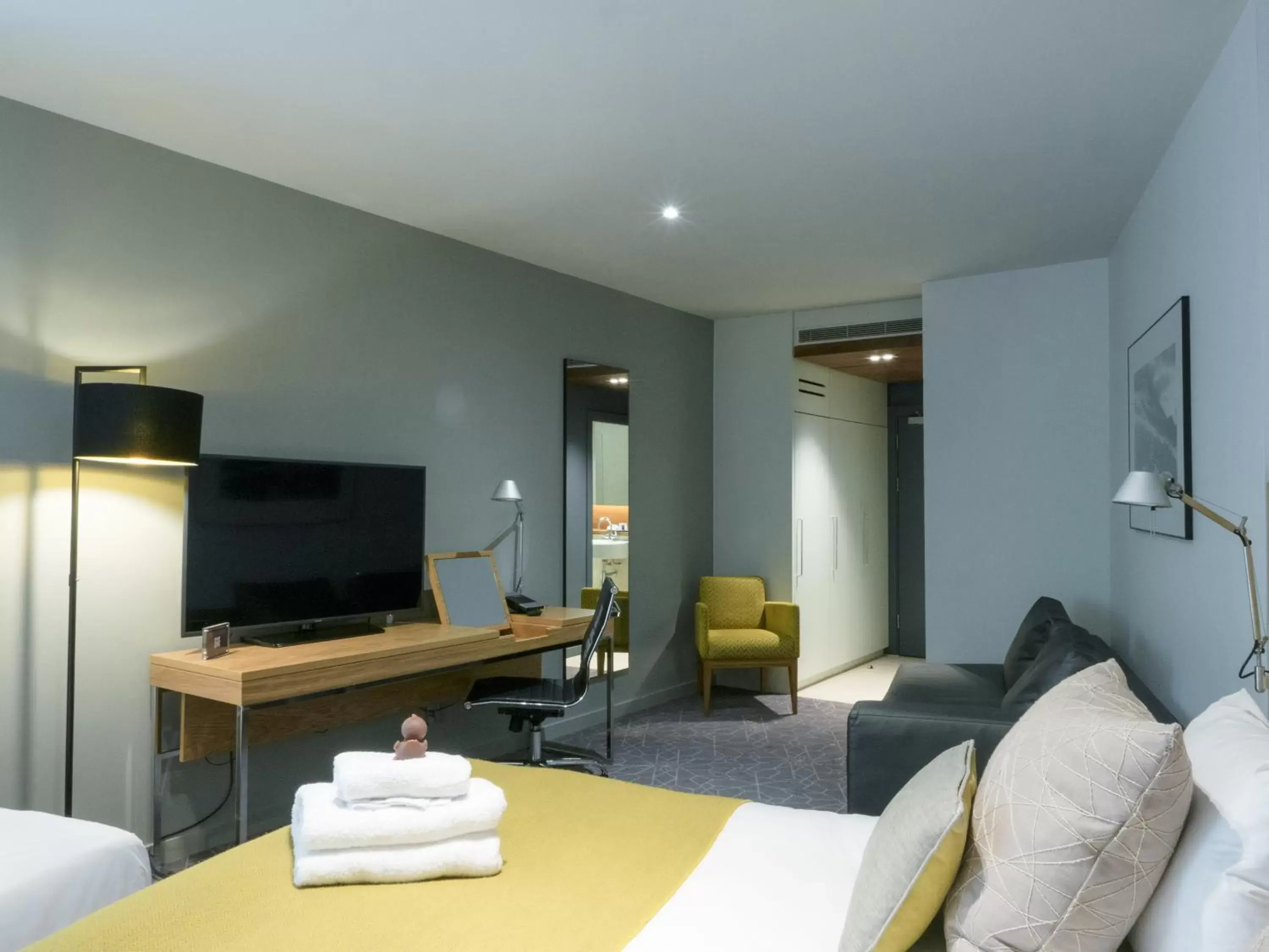 Bed, TV/Entertainment Center in Apex Waterloo Place Hotel