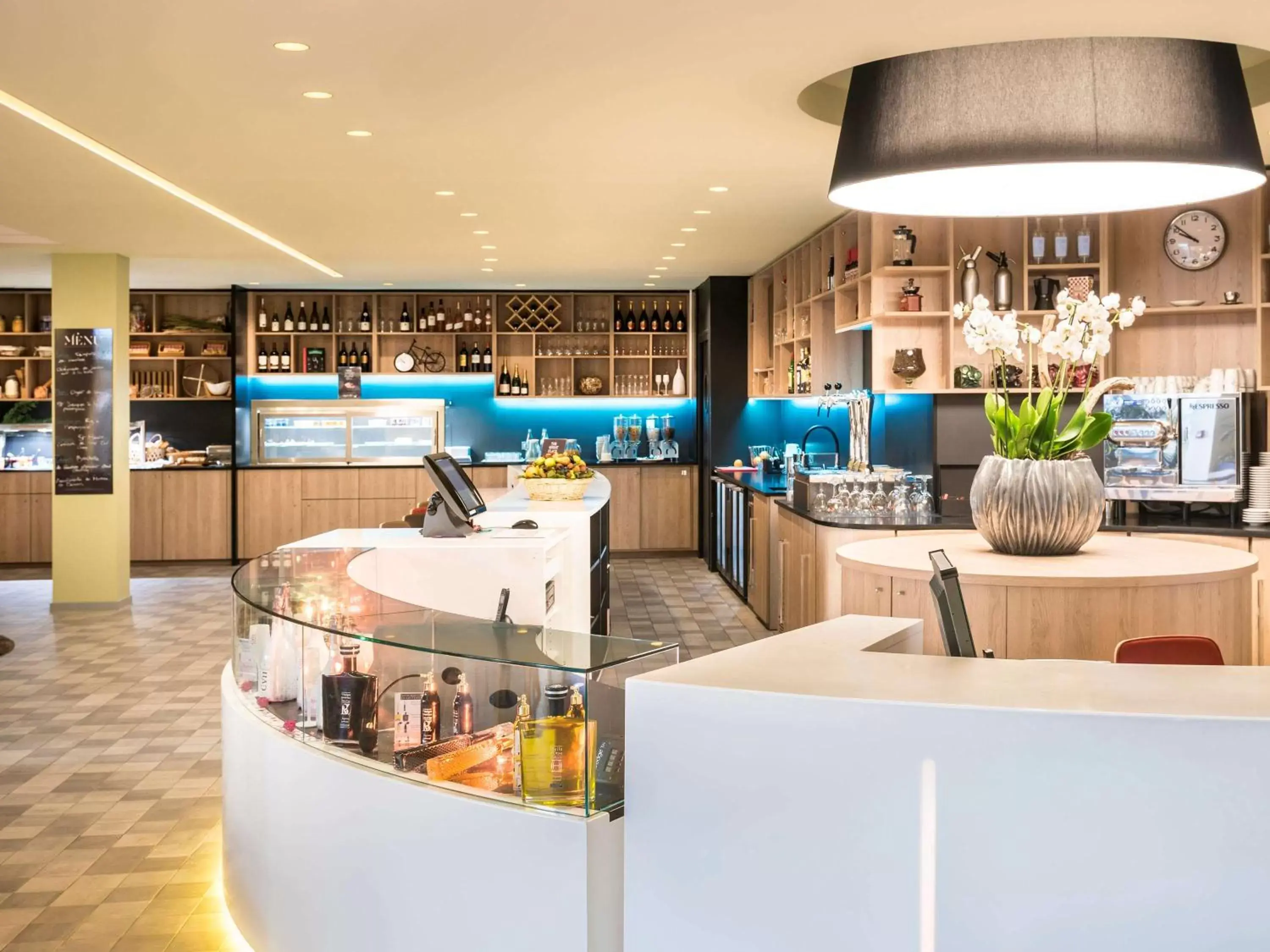 Lounge or bar, Restaurant/Places to Eat in Novotel Paris Nord Expo Aulnay