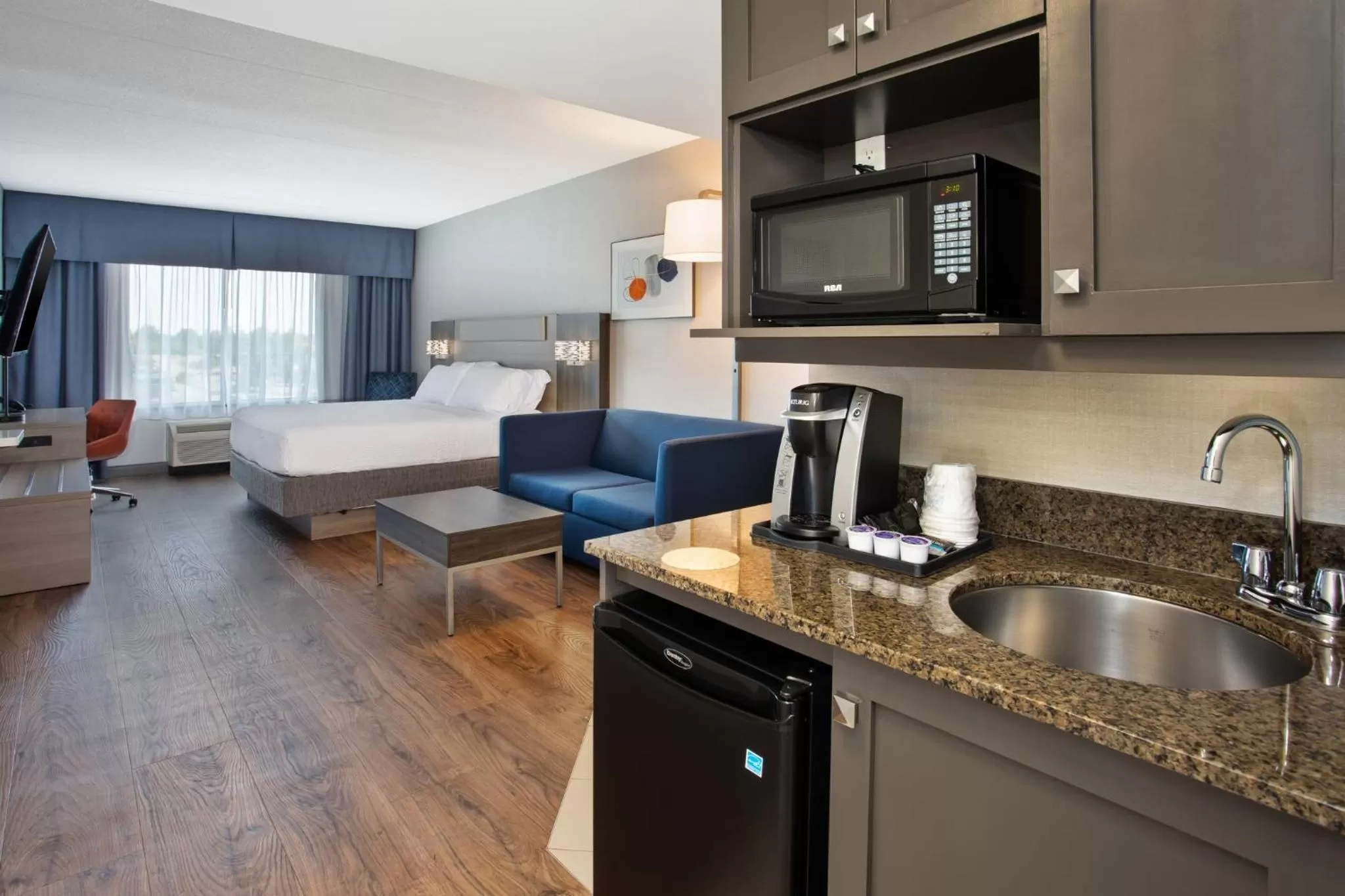 Photo of the whole room, Bed in Holiday Inn Express Kingston Central by IHG