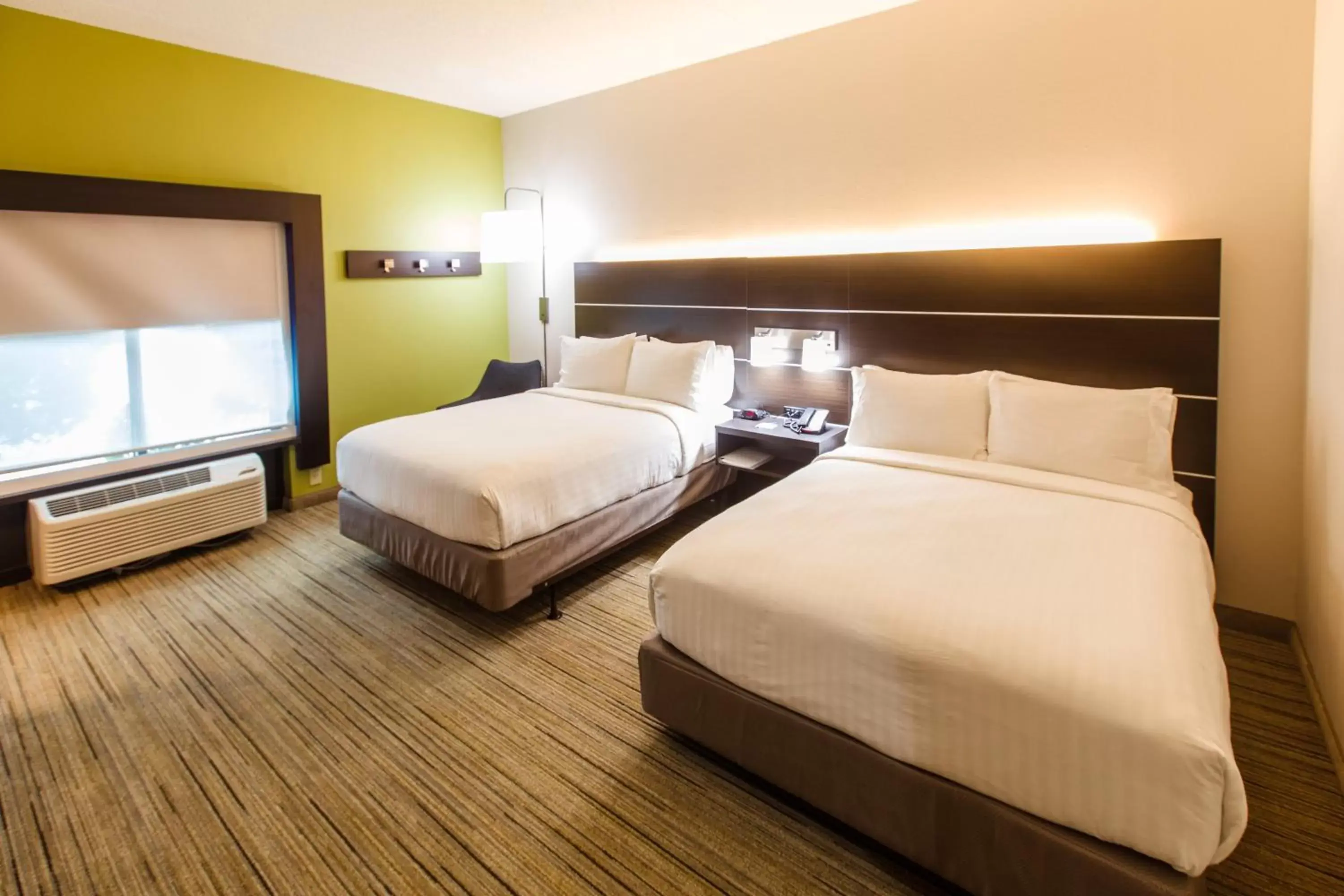 Photo of the whole room, Bed in Holiday Inn Express Hotel & Suites Harriman, an IHG Hotel