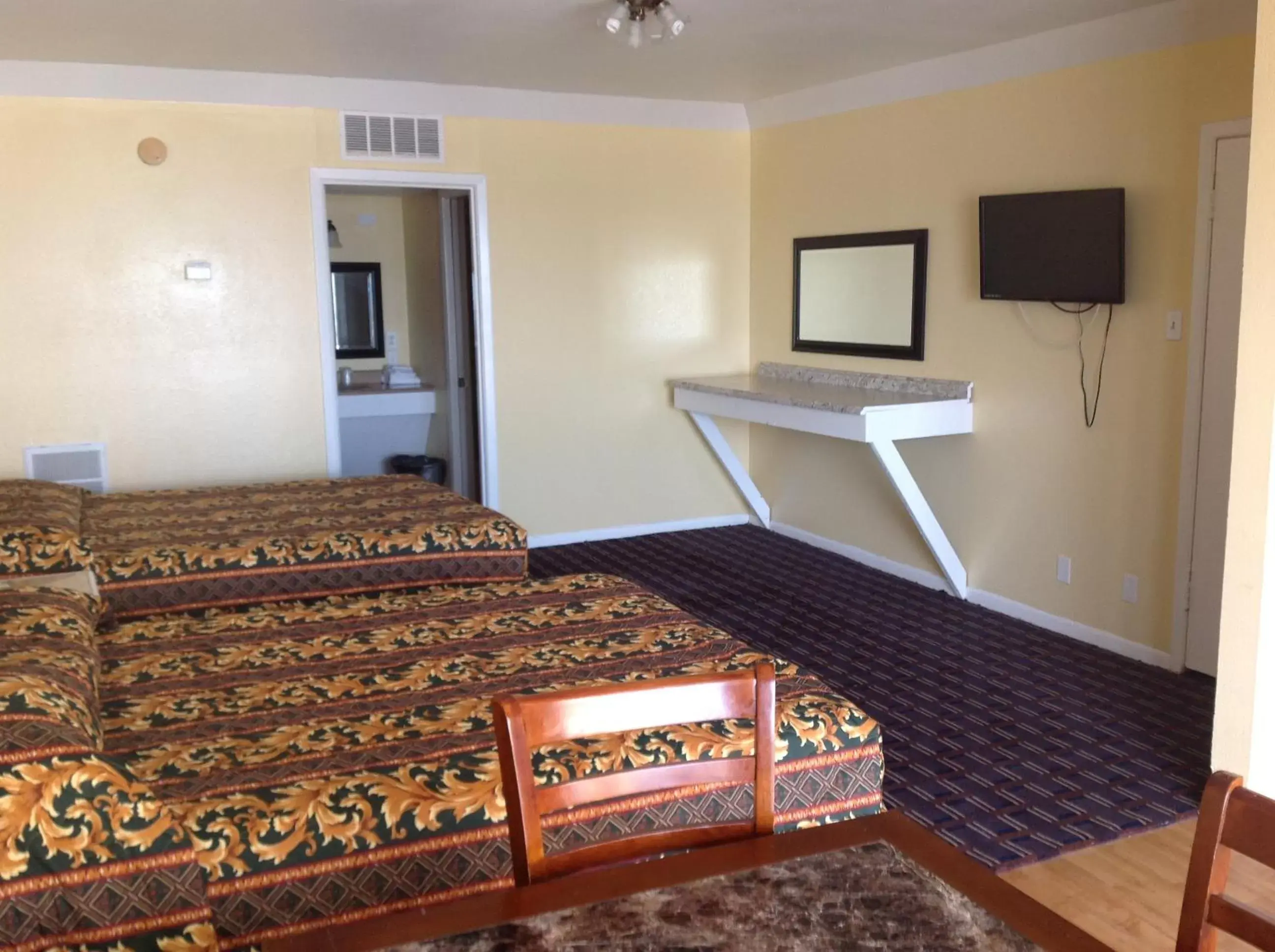 Queen Room with Two Queen Beds with Kitchenette in Sea Shell Inn Motel
