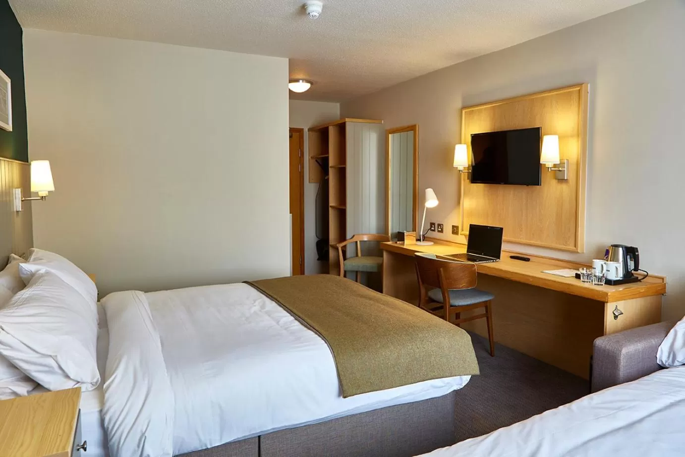 Bedroom, Bed in Boat & Horses Inn