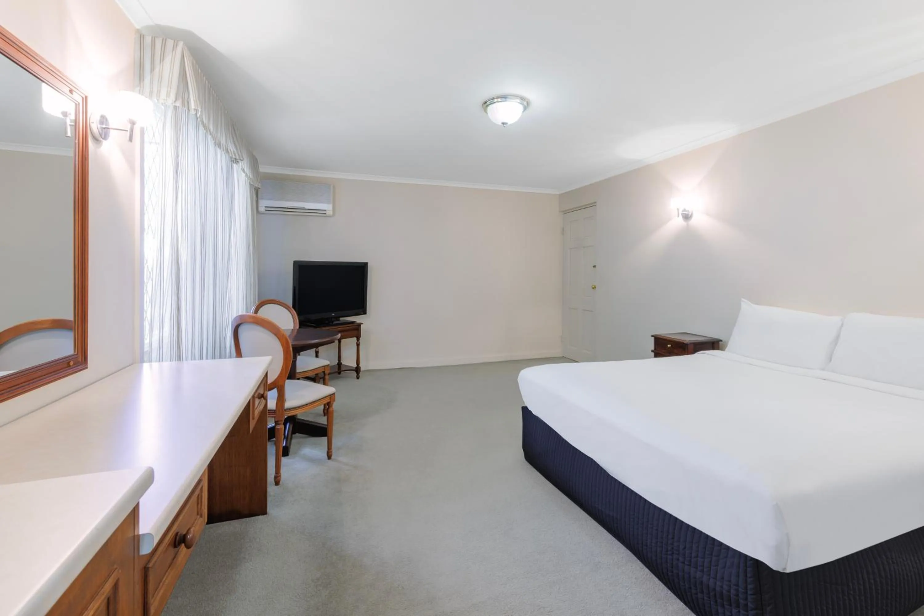 View (from property/room), Bed in Elizabethan Lodge