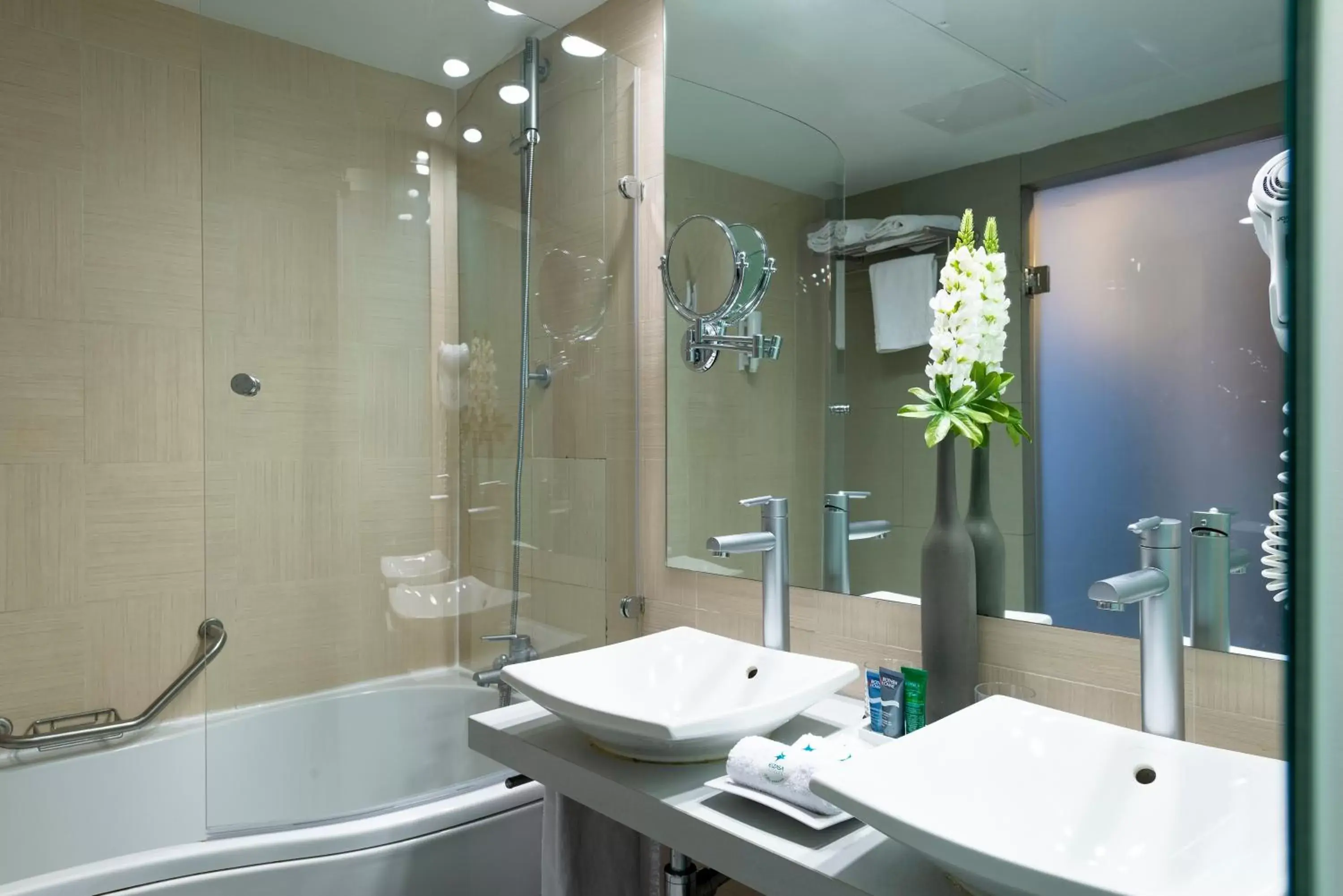 Shower, Bathroom in Hotel & Spa Real Ciudad De Zaragoza