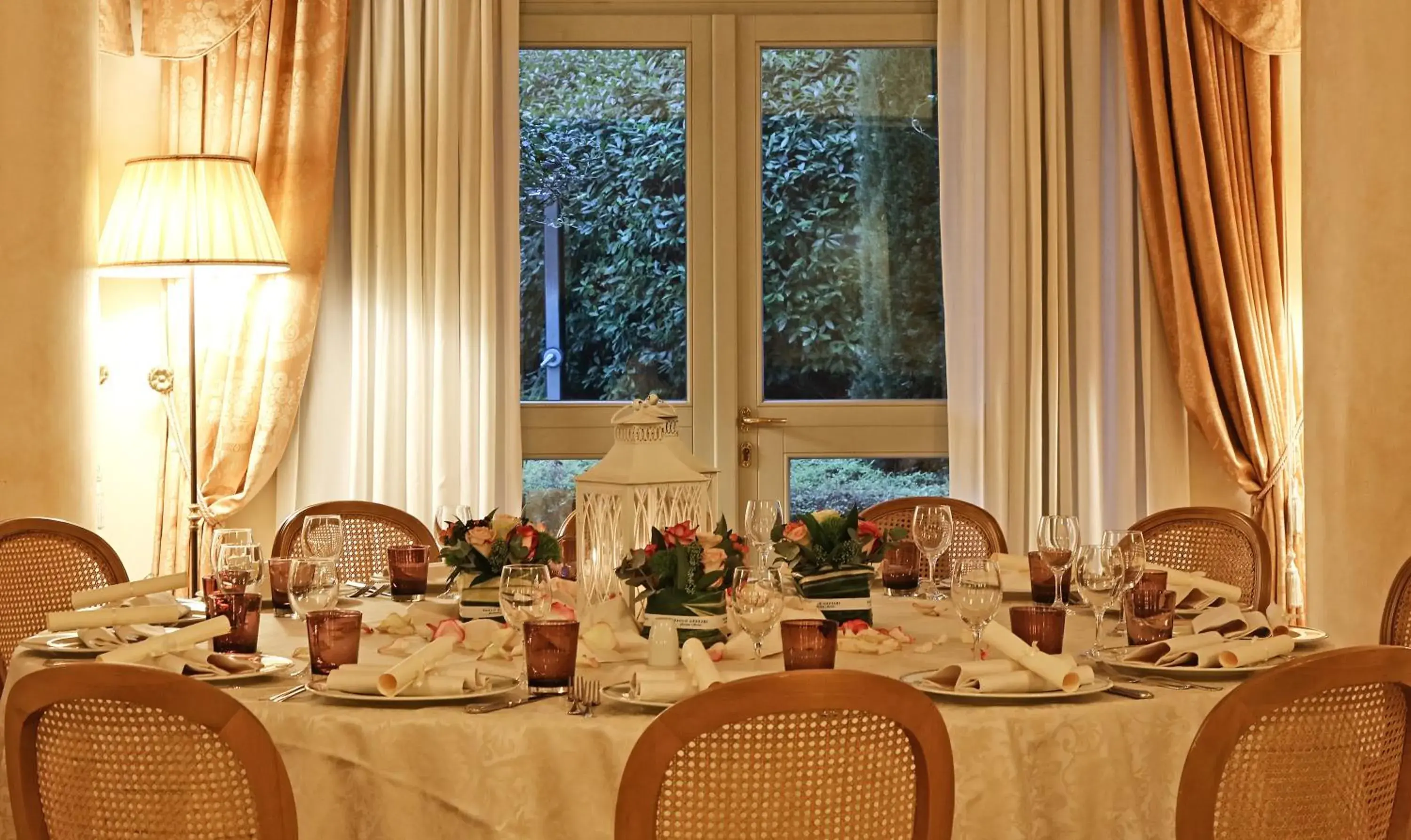 Restaurant/places to eat in Hotel Savoy Palace Restaurant/places to eat in Hotel Savoy Palace