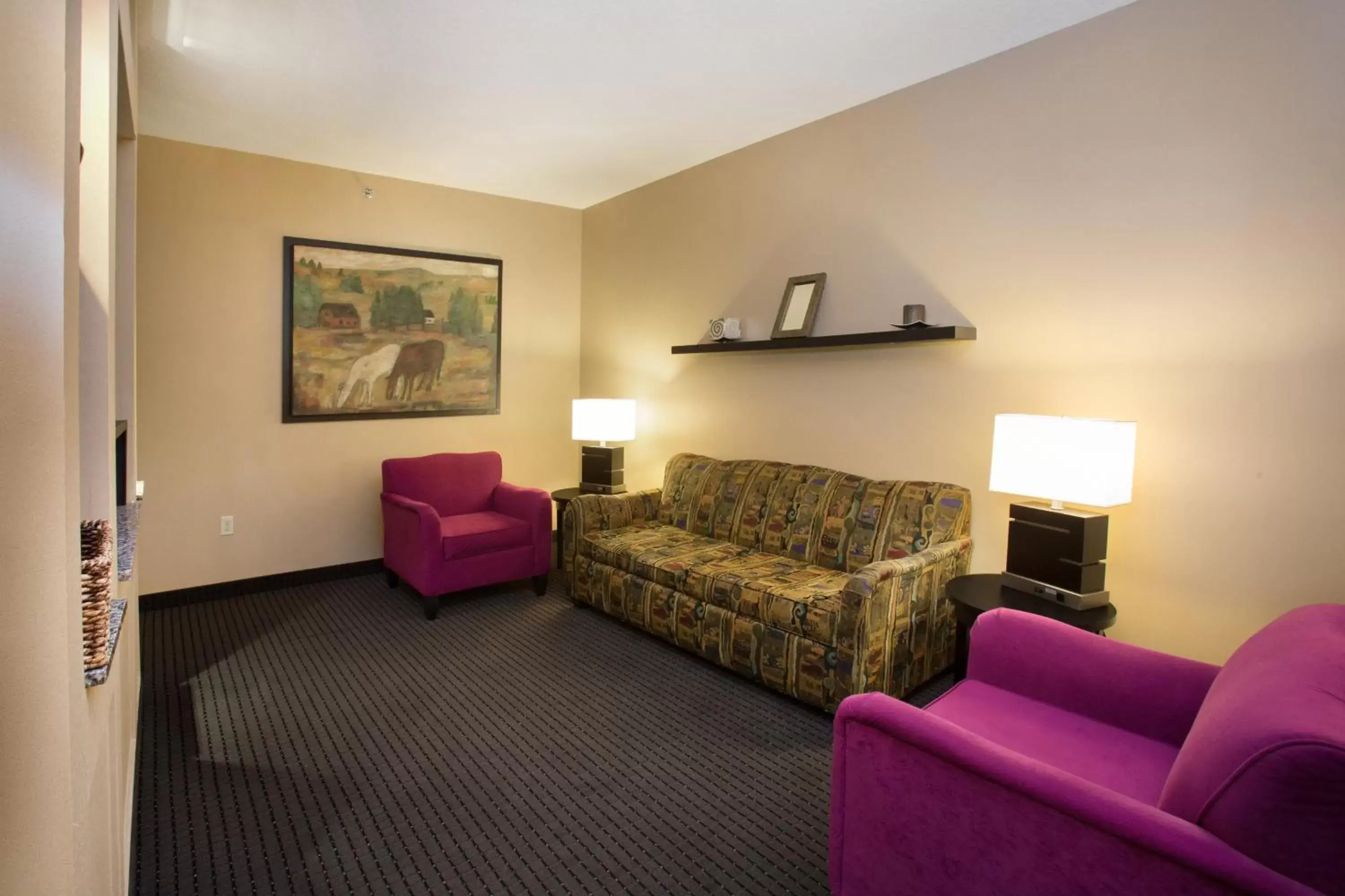 Bedroom, Seating Area in Holiday Inn St. Paul Northeast - Lake Elmo, an IHG Hotel