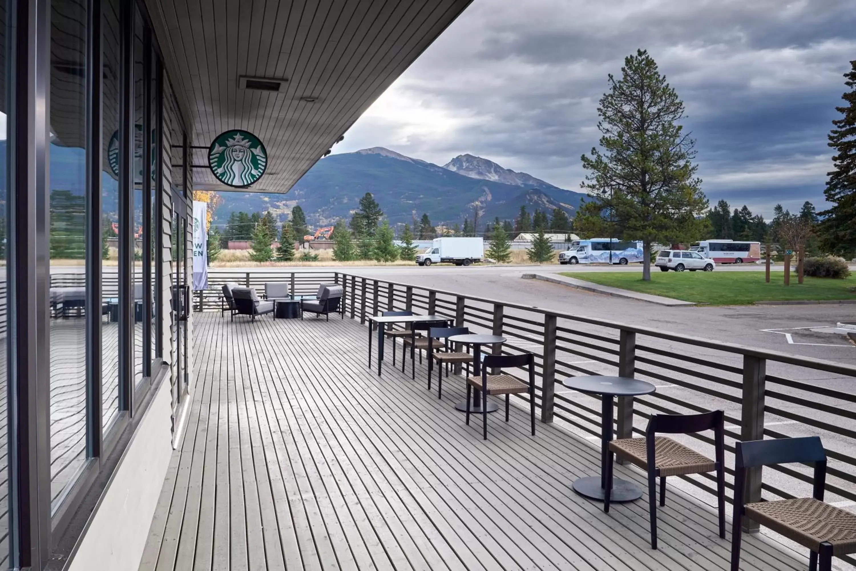 Restaurant/places to eat, Balcony/Terrace in Marmot Lodge Jasper