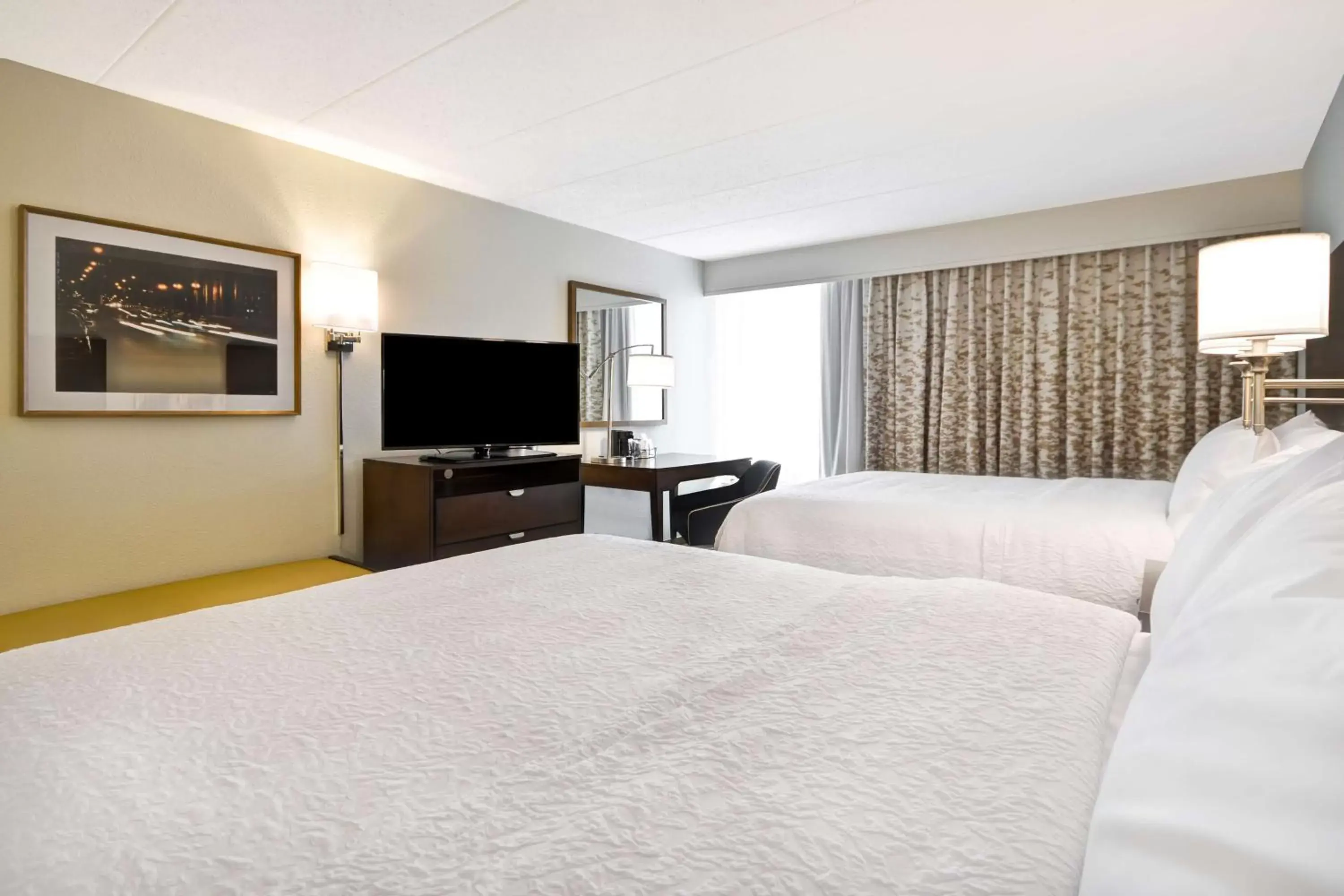 Bedroom, Bed in Hampton Inn Chicago-Naperville