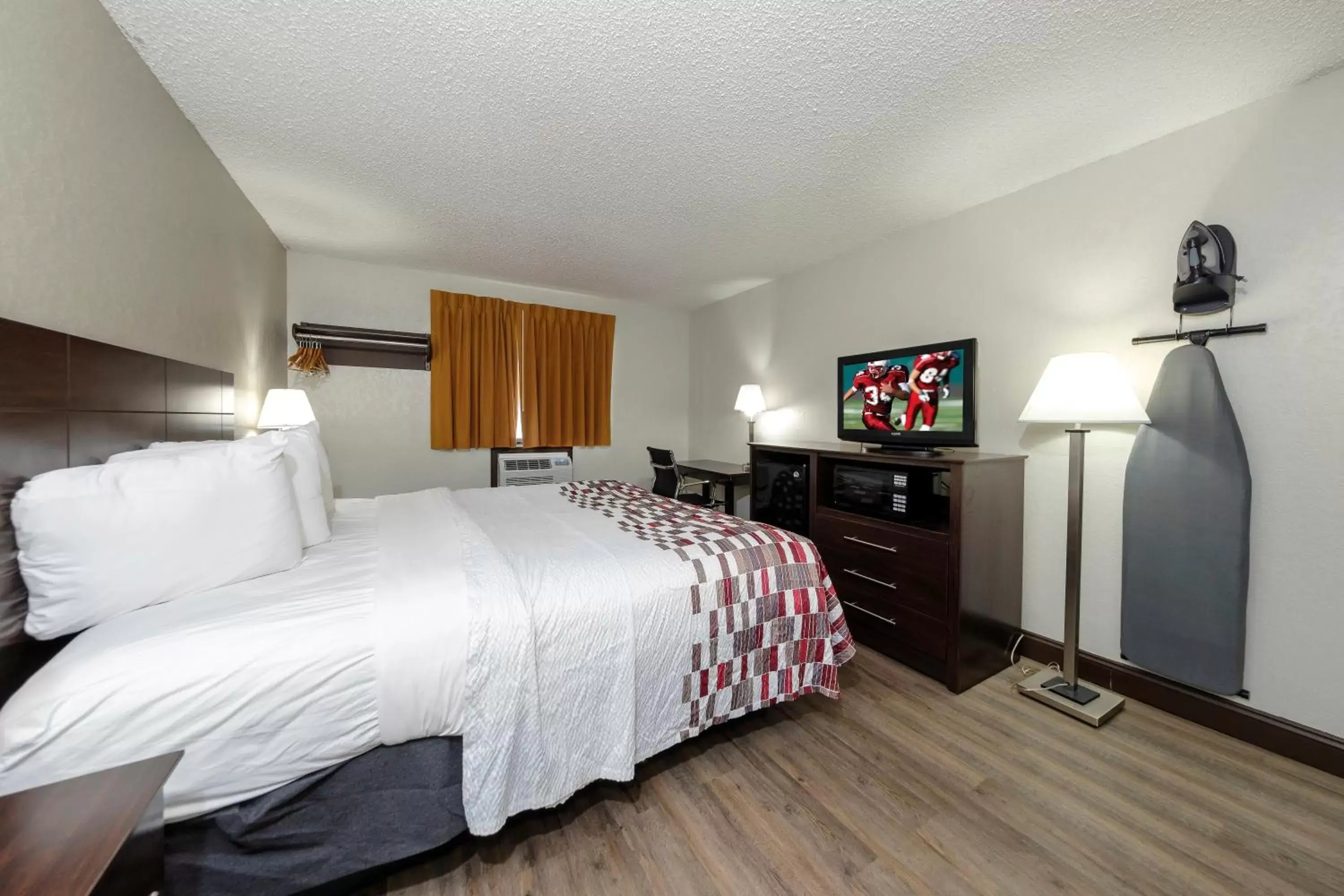 Photo of the whole room, Bed in Red Roof Inn Culpeper