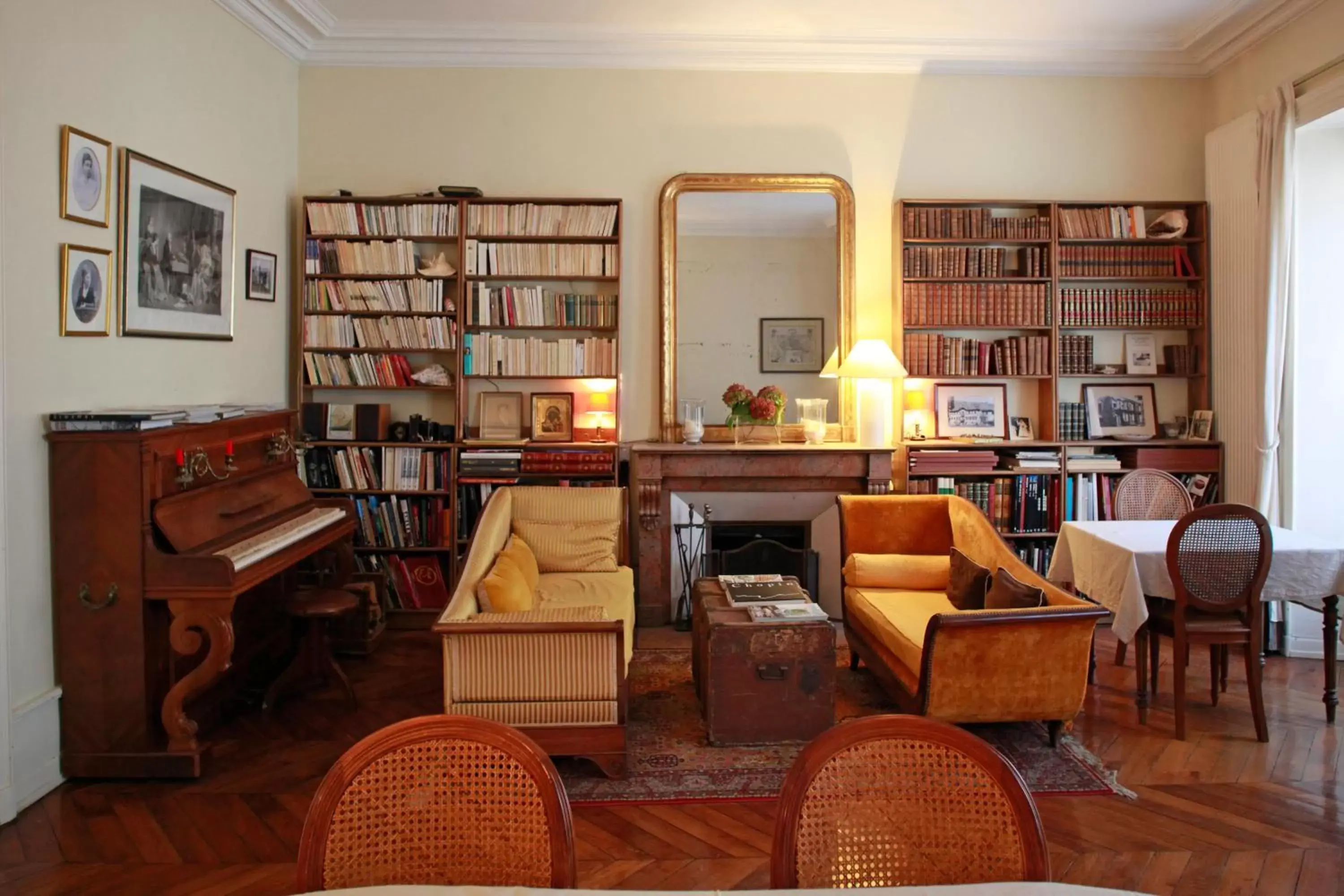 Property building, Library in Les Chambres de Mathilde