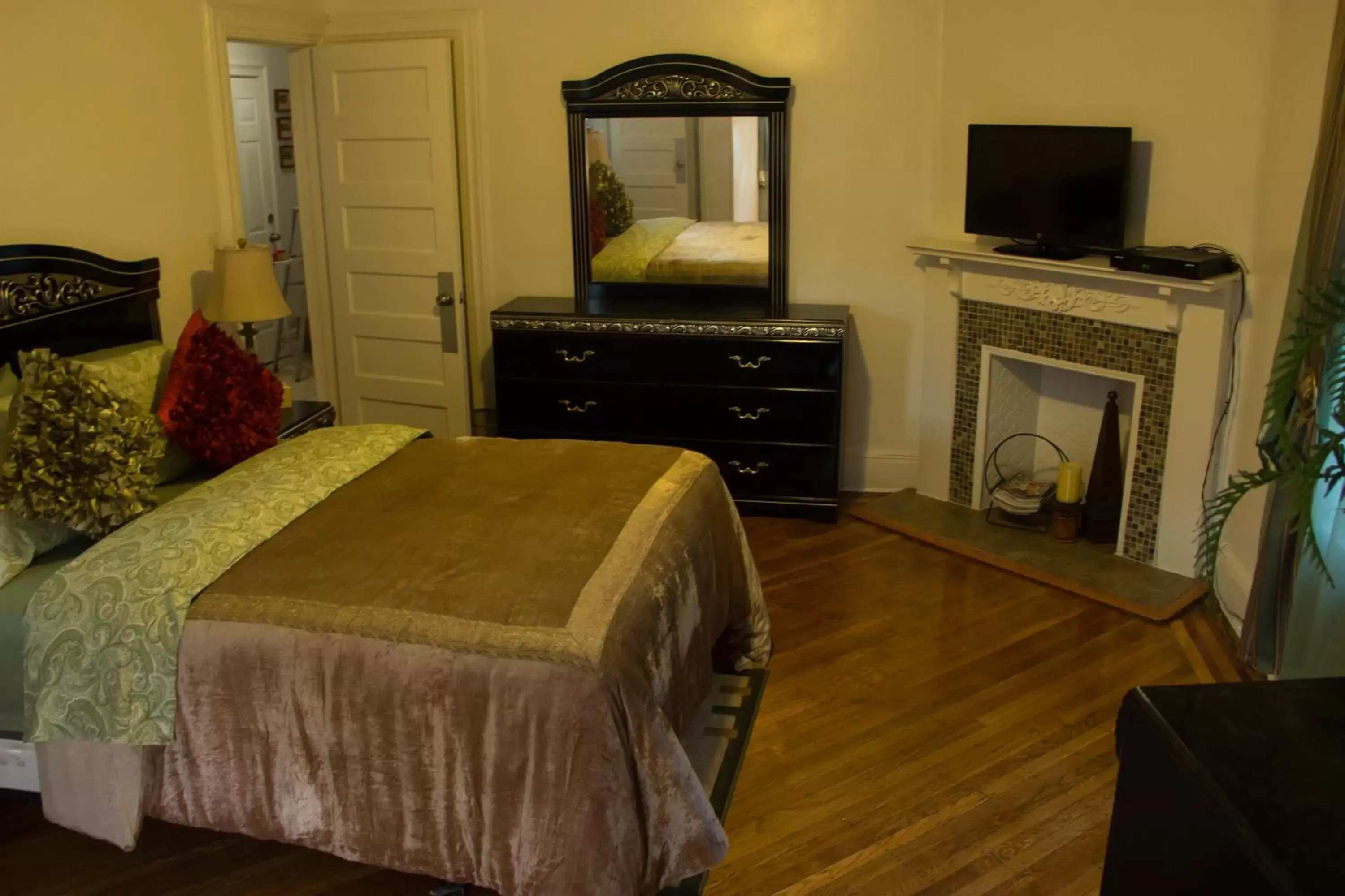 Bed, TV/Entertainment Center in A and FayeBed and Breakfast, Inc,