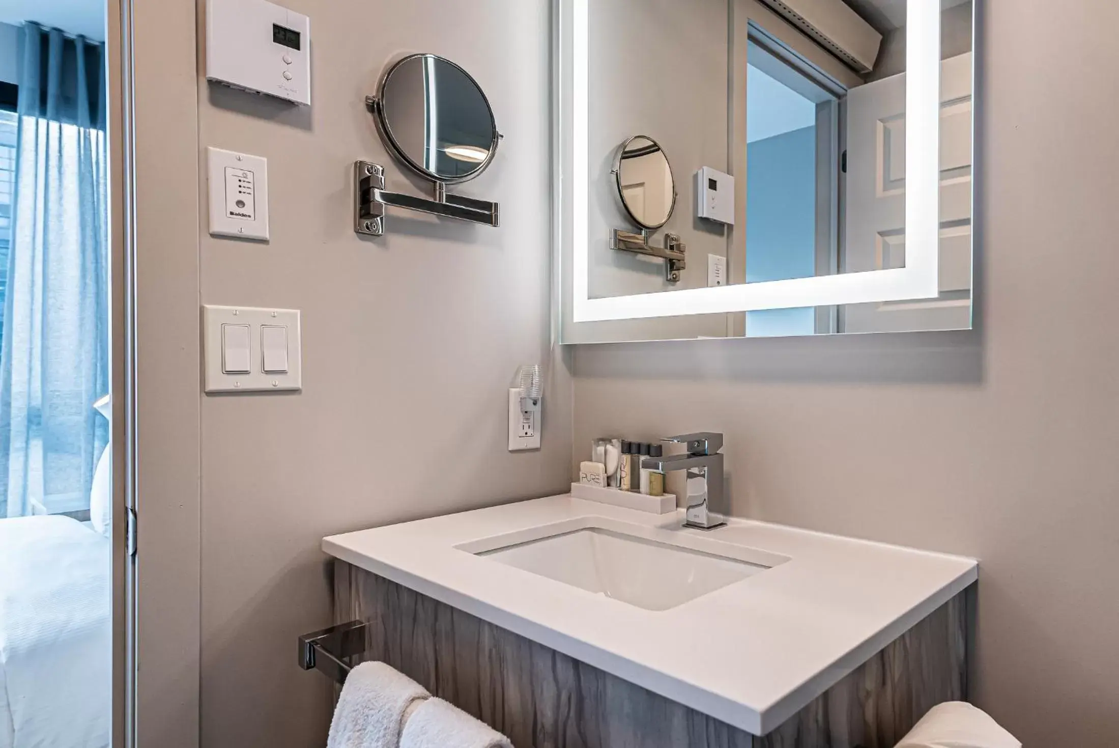 Bathroom, Kitchen/Kitchenette in WRFY Griffintown Apartment