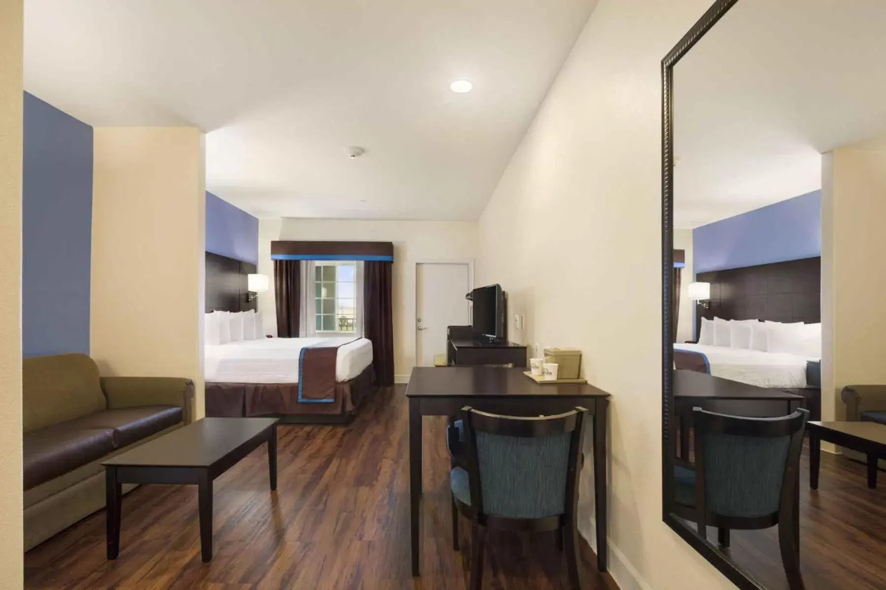 Bed, Seating Area in Days Inn & Suites by Wyndham Galveston West/Seawall