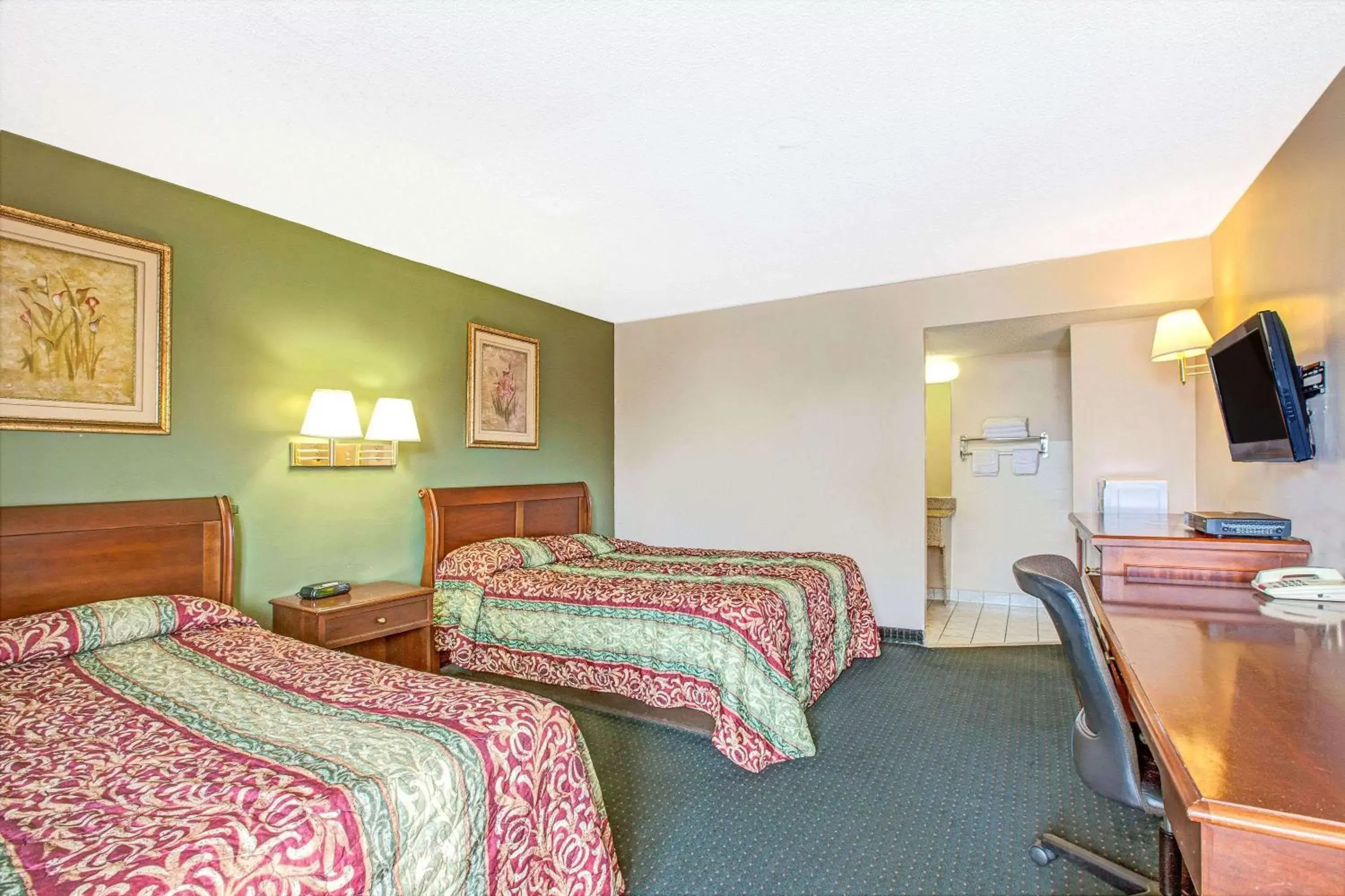 Photo of the whole room, Bed in Knights Inn South Hackensack Motel