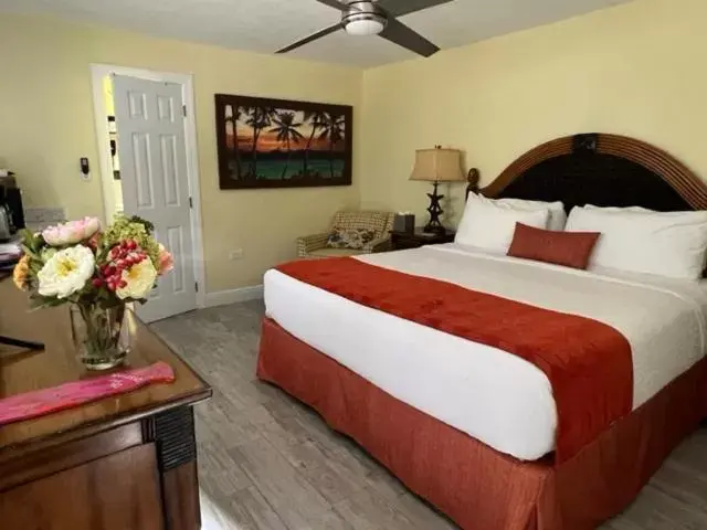 Swimming pool, Bed in Coconut Bay Resort - Key Largo