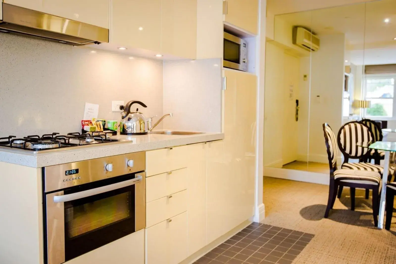 Coffee/tea facilities, Kitchen/Kitchenette in Sydney Potts Point Central Apartment Hotel