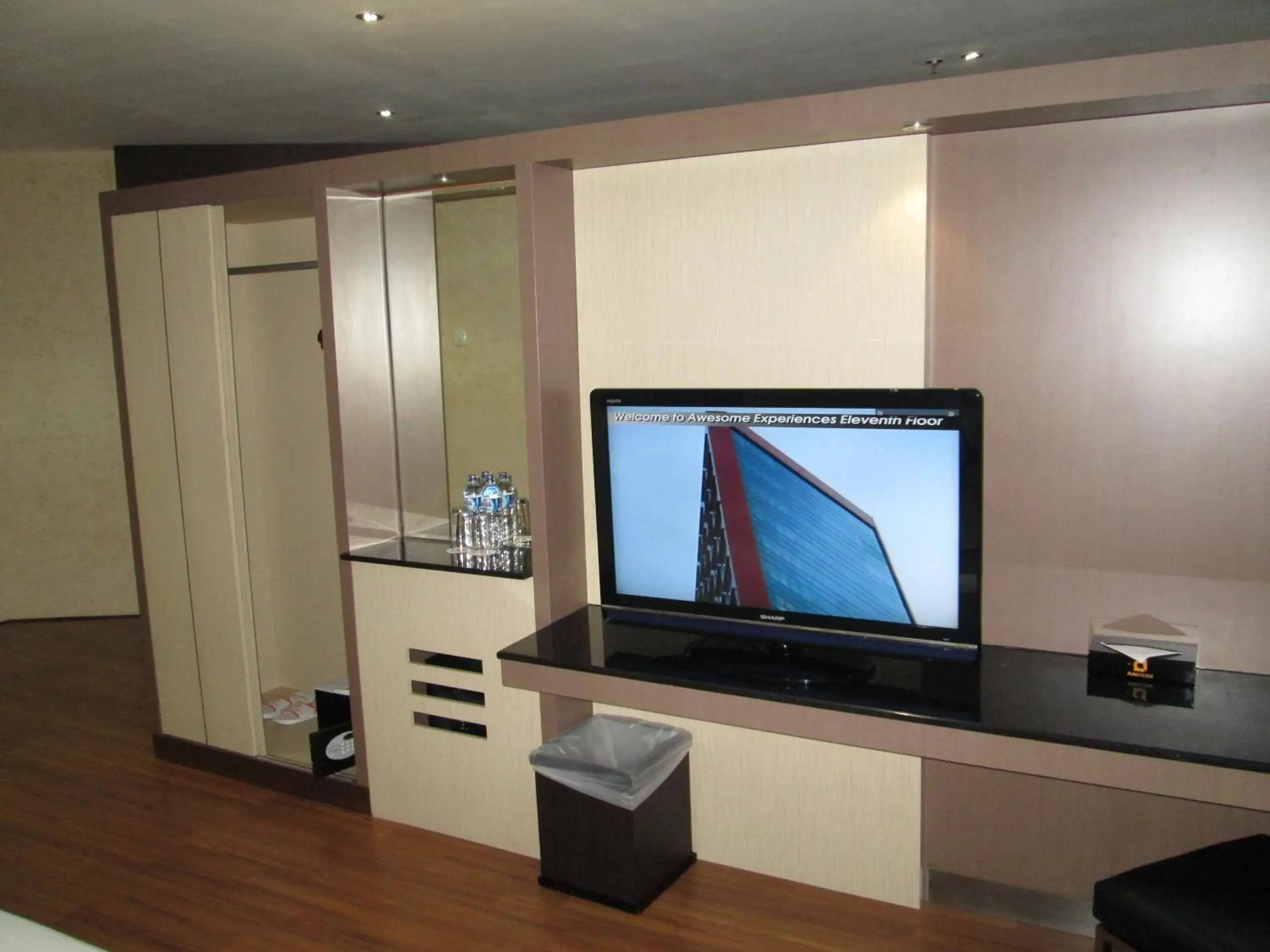 Communal lounge/ TV room, TV/Entertainment Center in Aria Gajayana Hotel