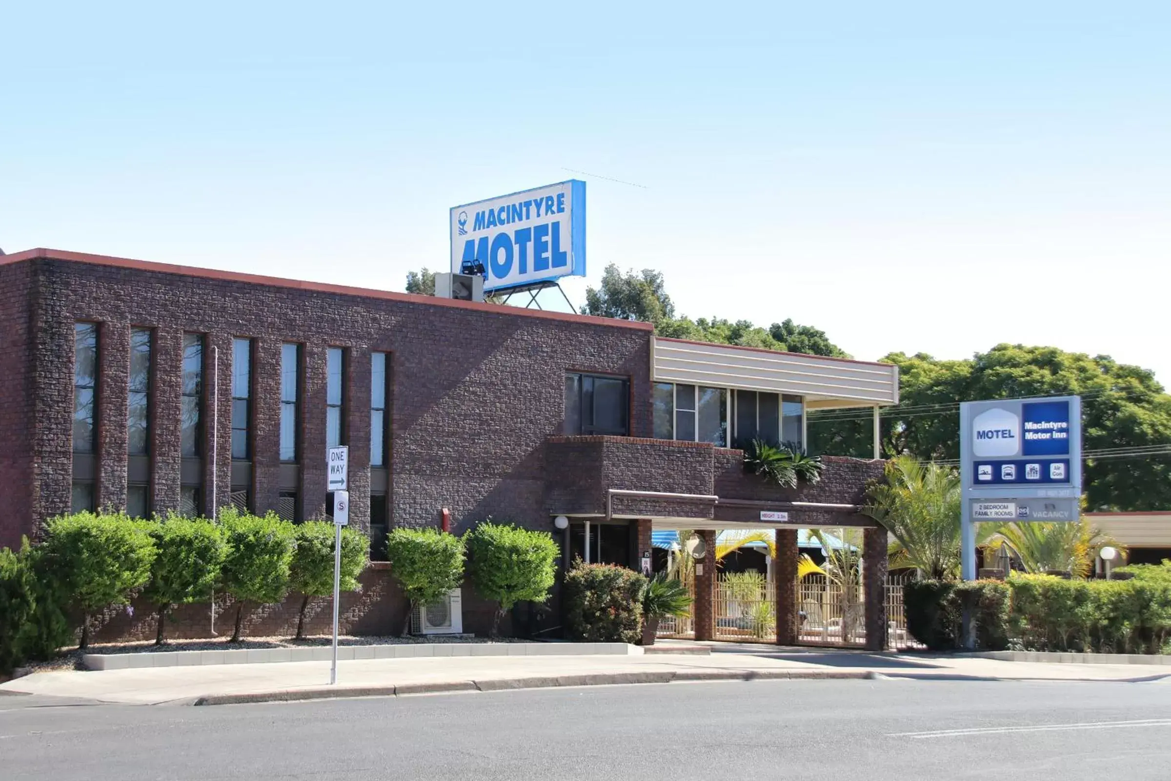 Facade/entrance, Property Building in Macintyre Motor Inn