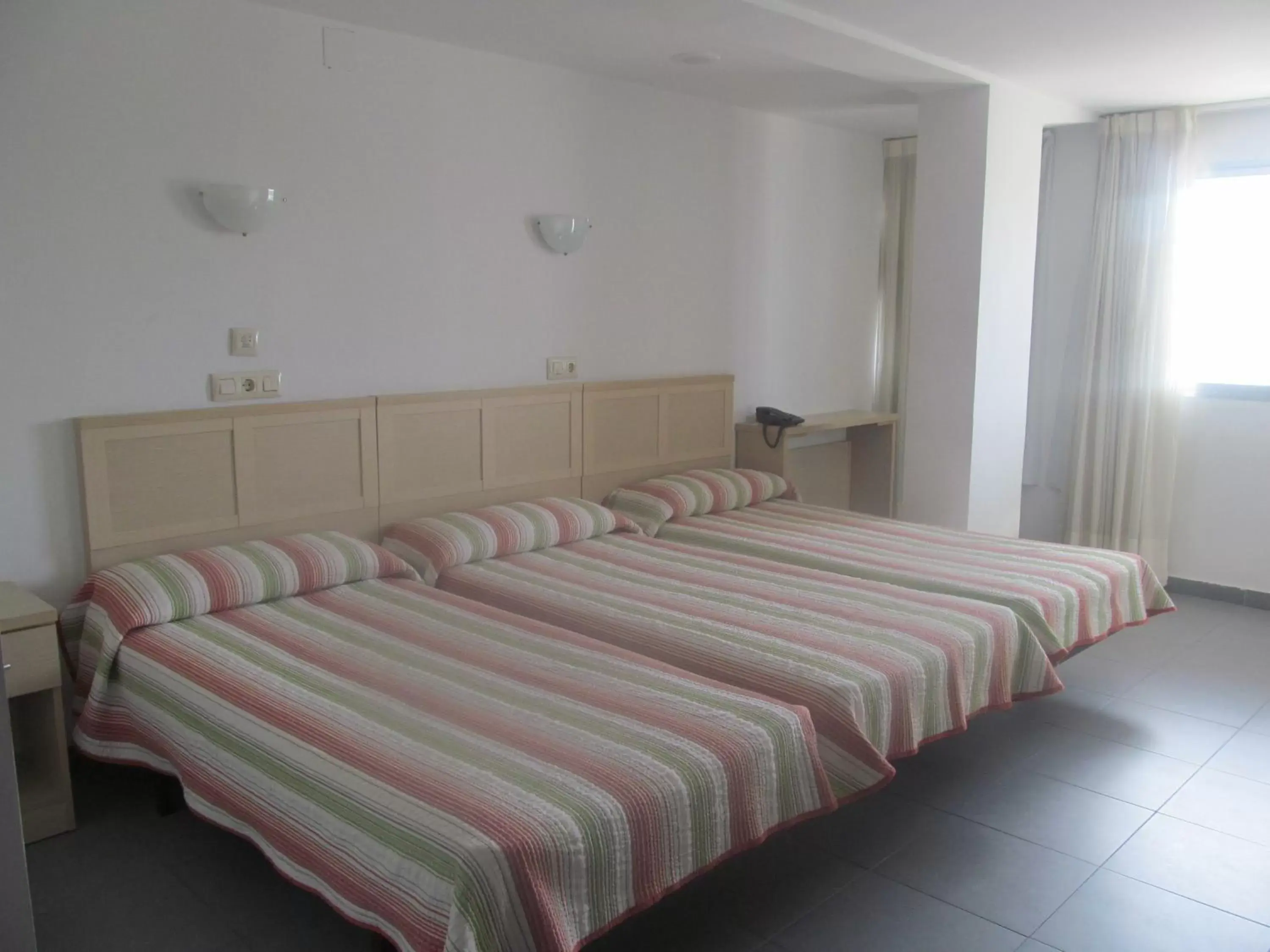 Double Room with Extra Bed in Hotel Cogullada Double Room with Extra Bed in Hotel Cogullada