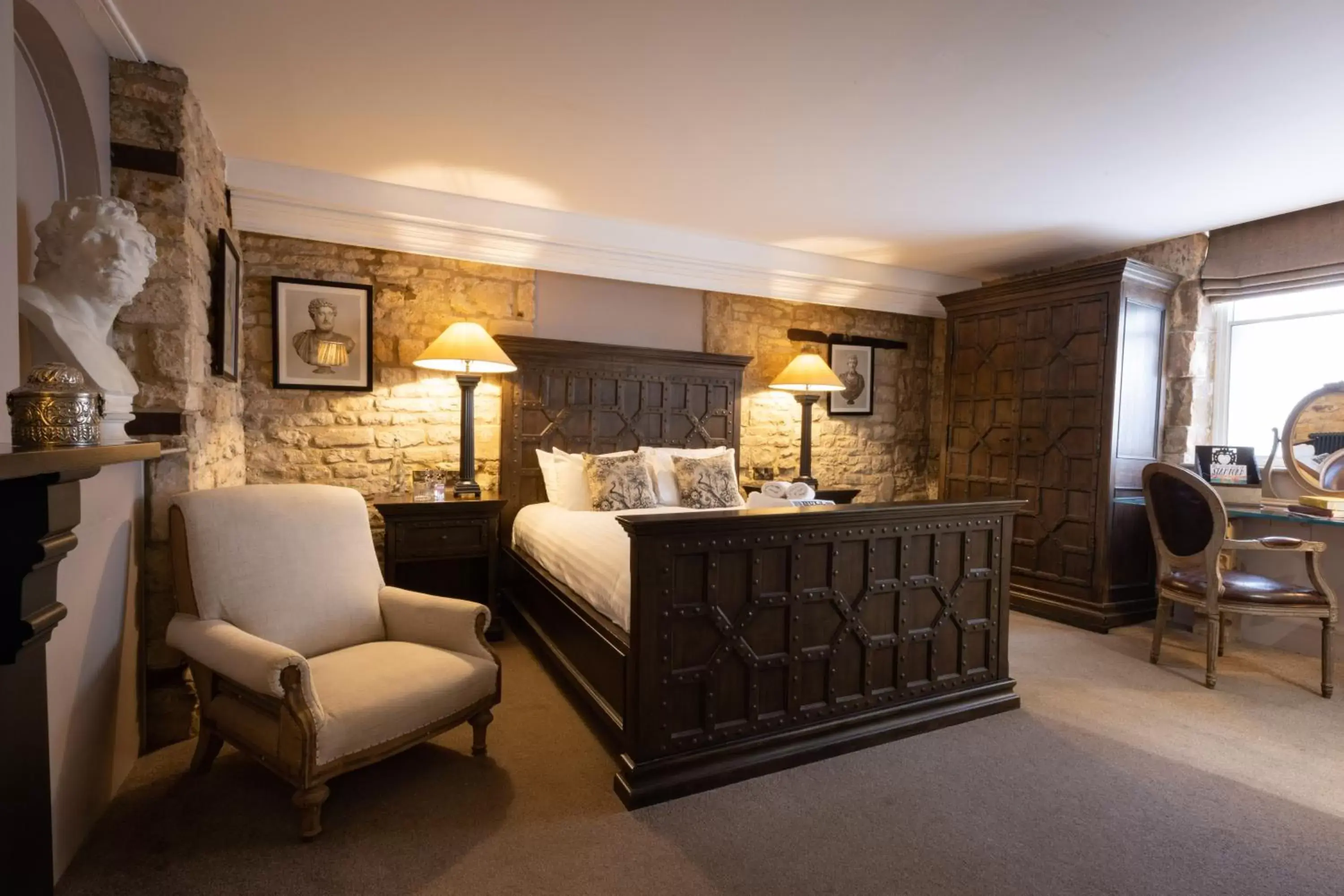 Bedroom, Seating Area in The Bull And Swan
