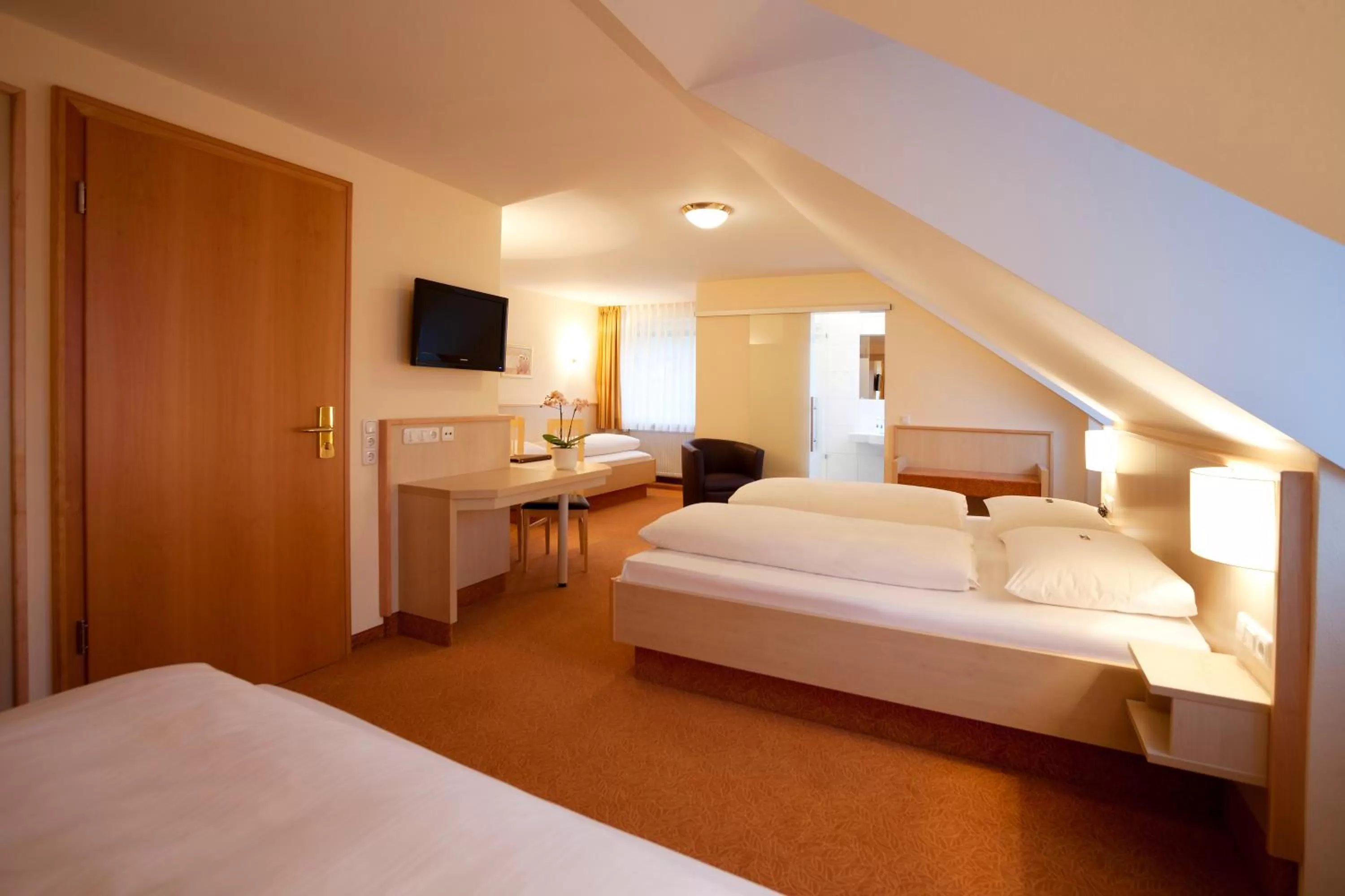 Photo of the whole room, Bed in Landhotel Restaurant Huberhof Allershausen