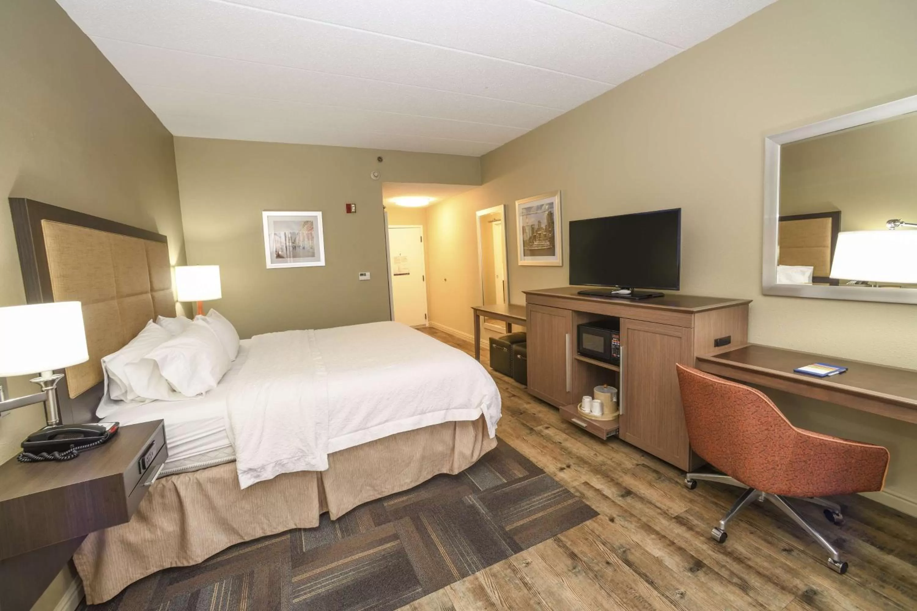 Bedroom, Bed in Hampton Inn Cincinnati Eastgate
