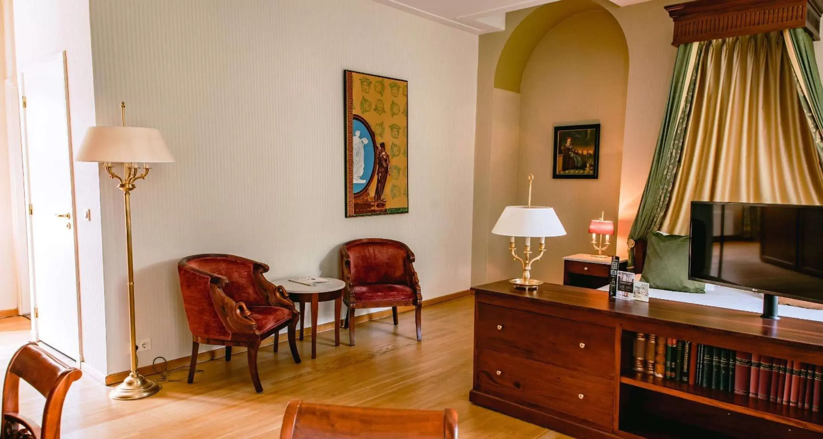 Bedroom, Seating Area in Grand Hotel Karel V