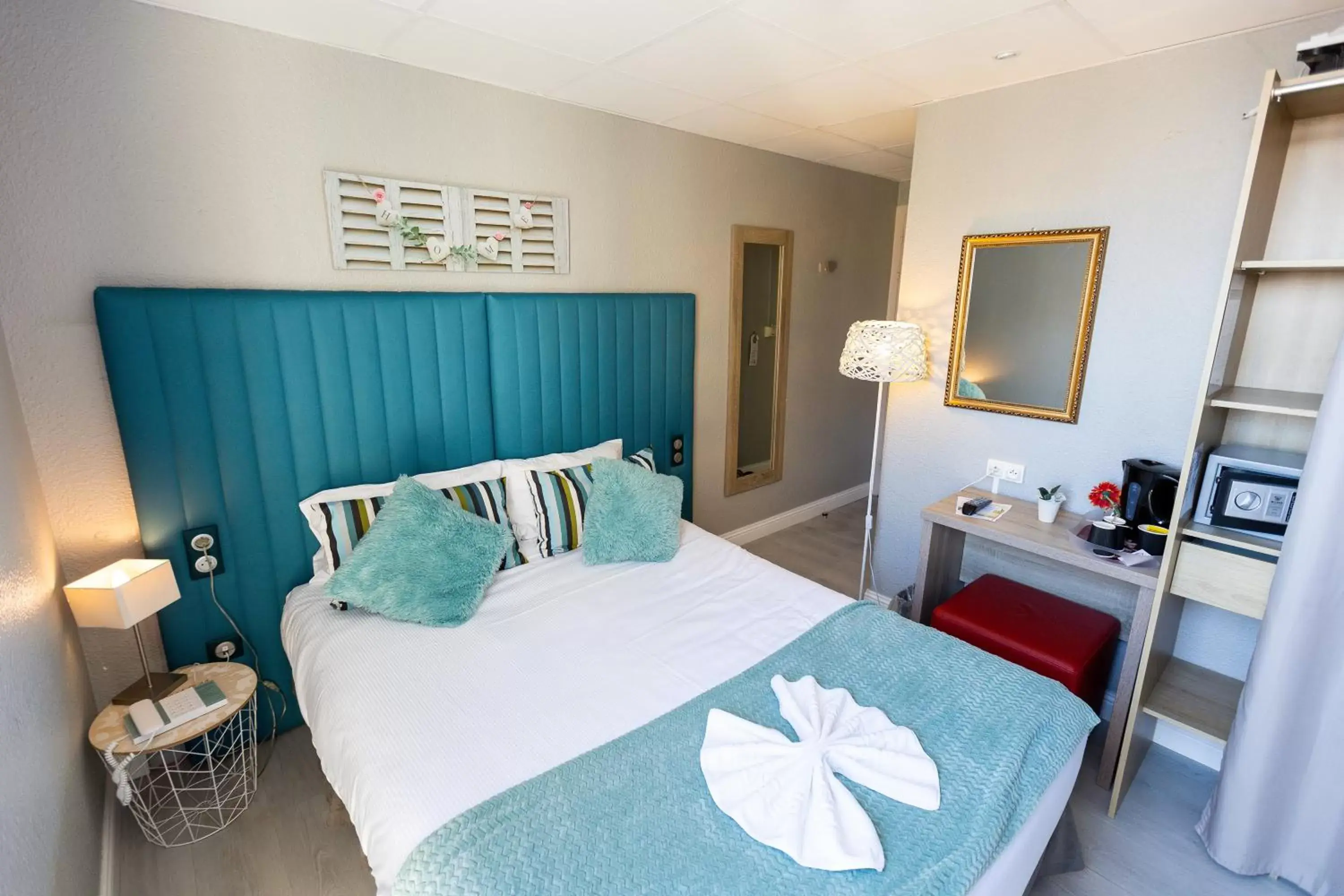 Photo of the whole room, Bed in The Originals Boutique, Hôtel Neptune, Berck-sur-Mer (Inter-Hotel)