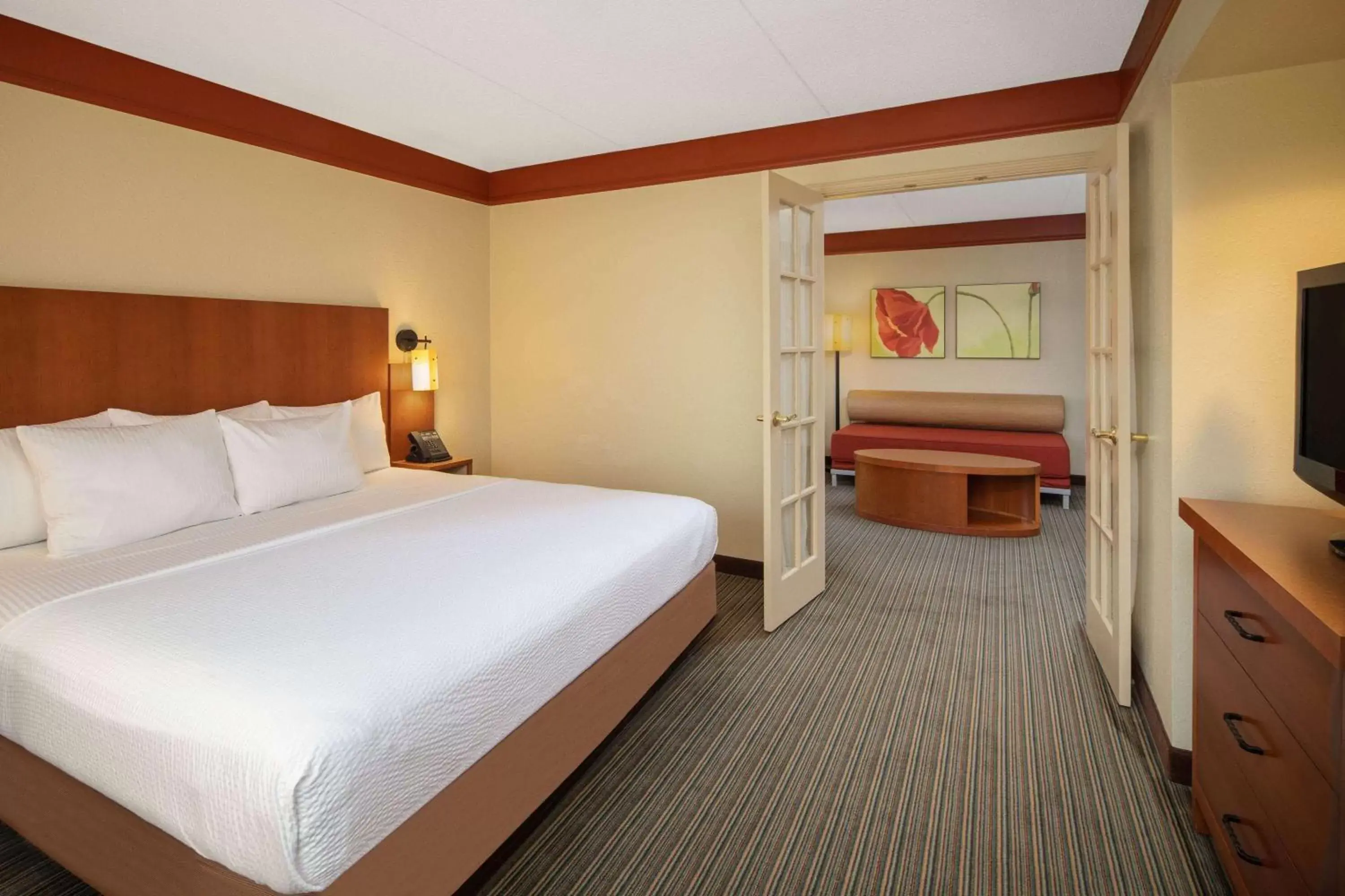 Photo of the whole room, Bed in La Quinta by Wyndham Atlanta Ballpark/Galleria