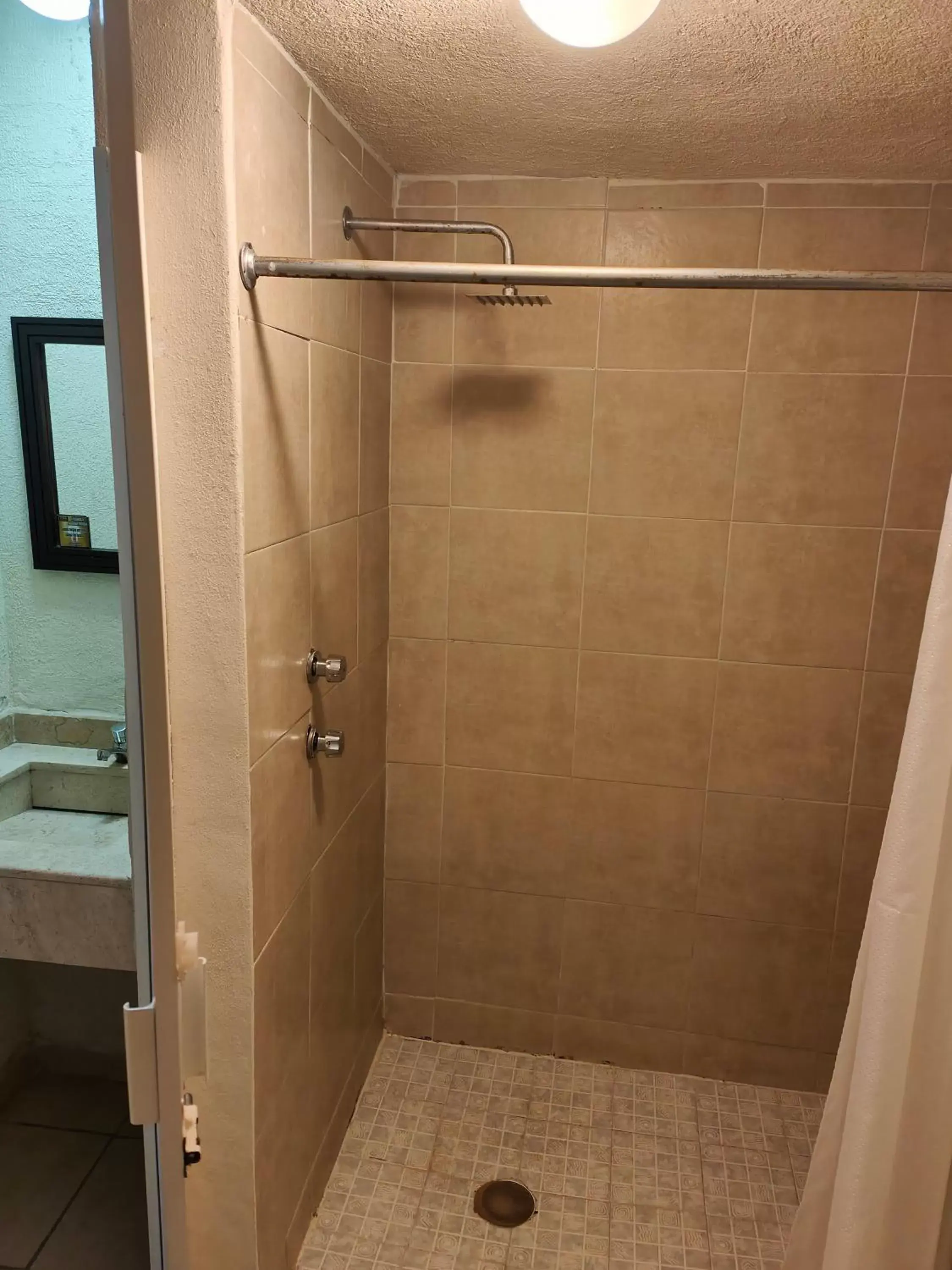 Shower, Bathroom in Hotel 1988 Guanajuato