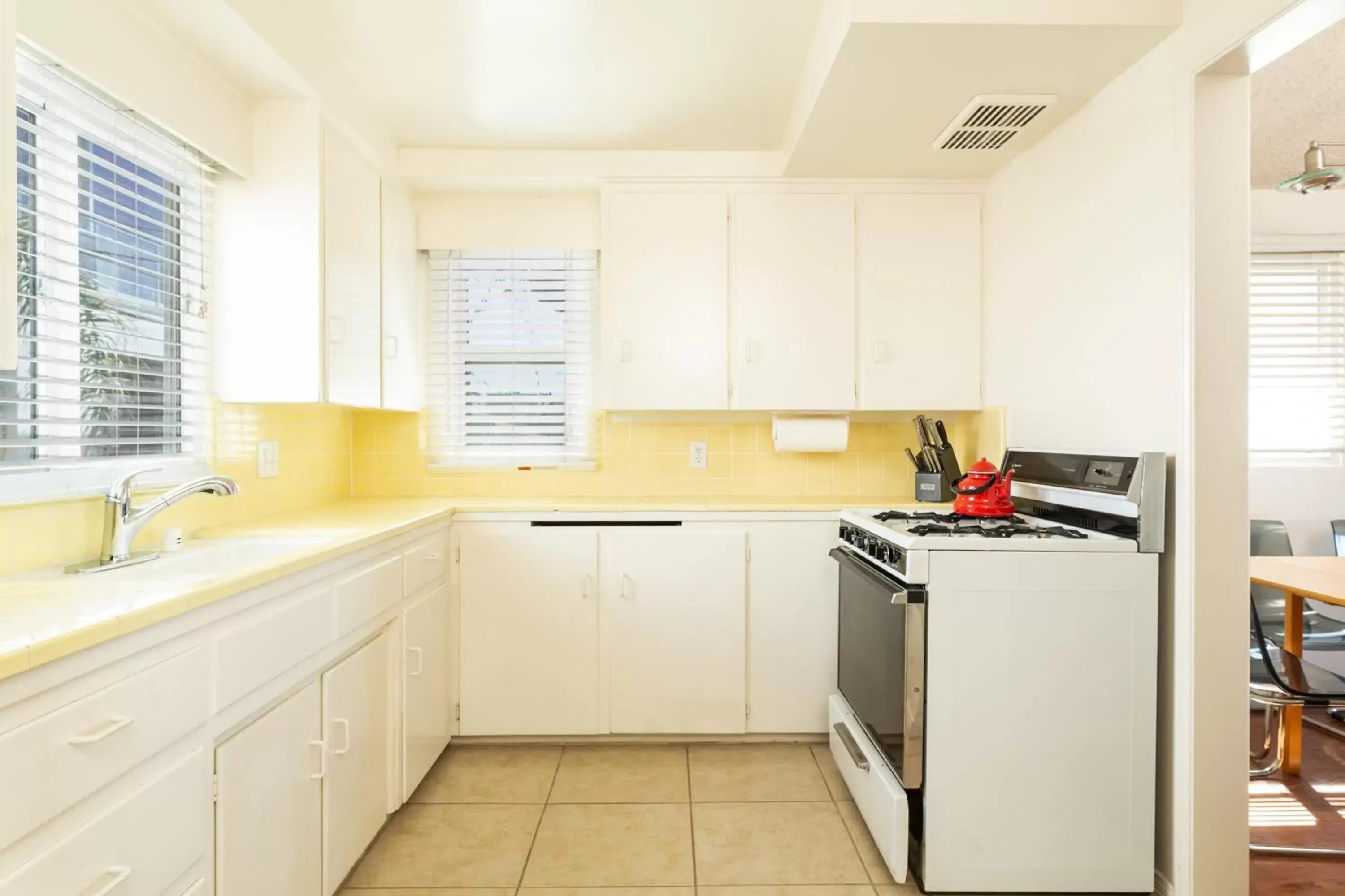 Kitchen/Kitchenette in The Sea View Inn At The Beach