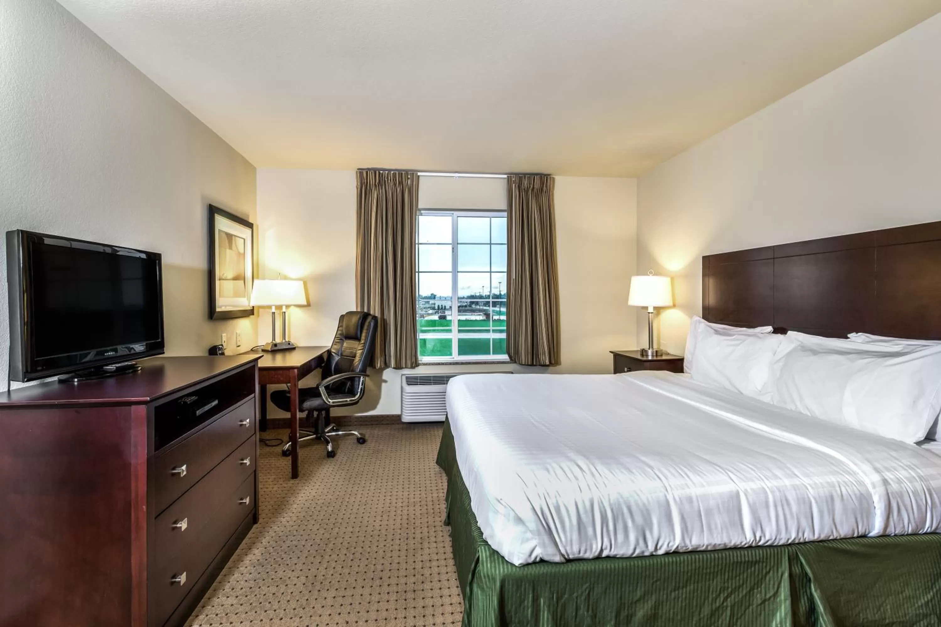 TV and multimedia, Bed in Cobblestone Inn & Suites - Vinton, IA