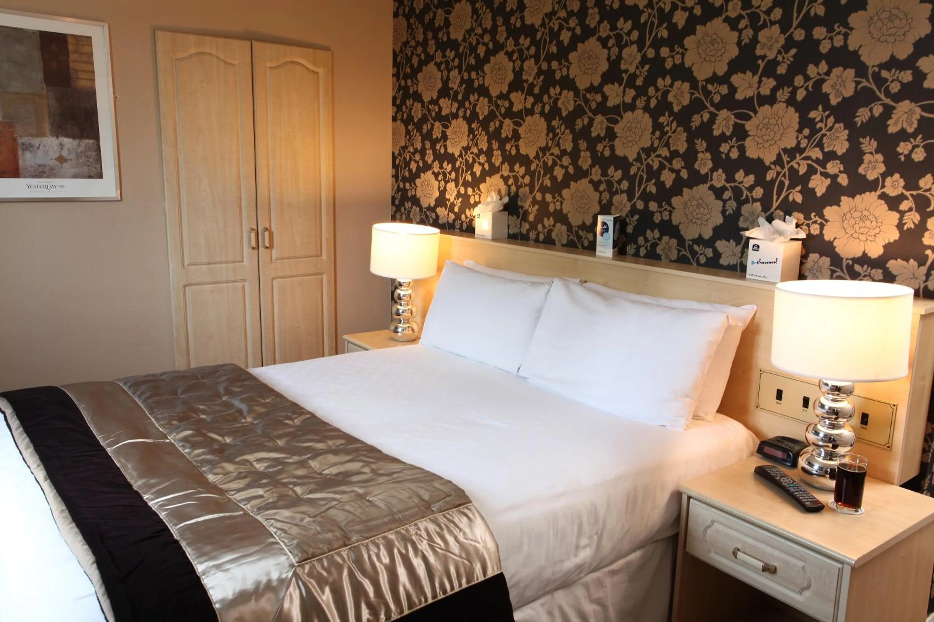 Bed in Best Western New Kent Hotel