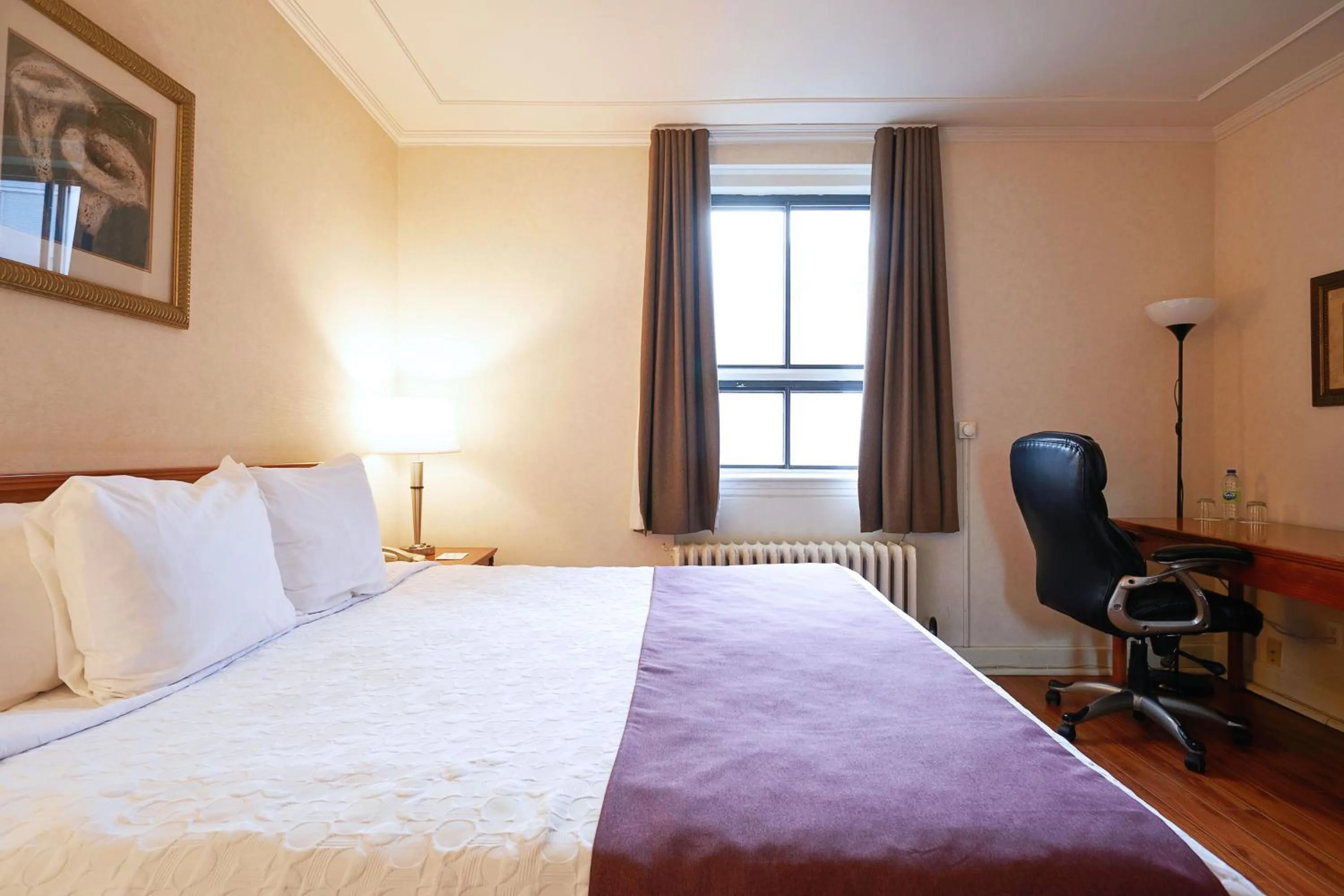 Bed in Hotel St-Denis