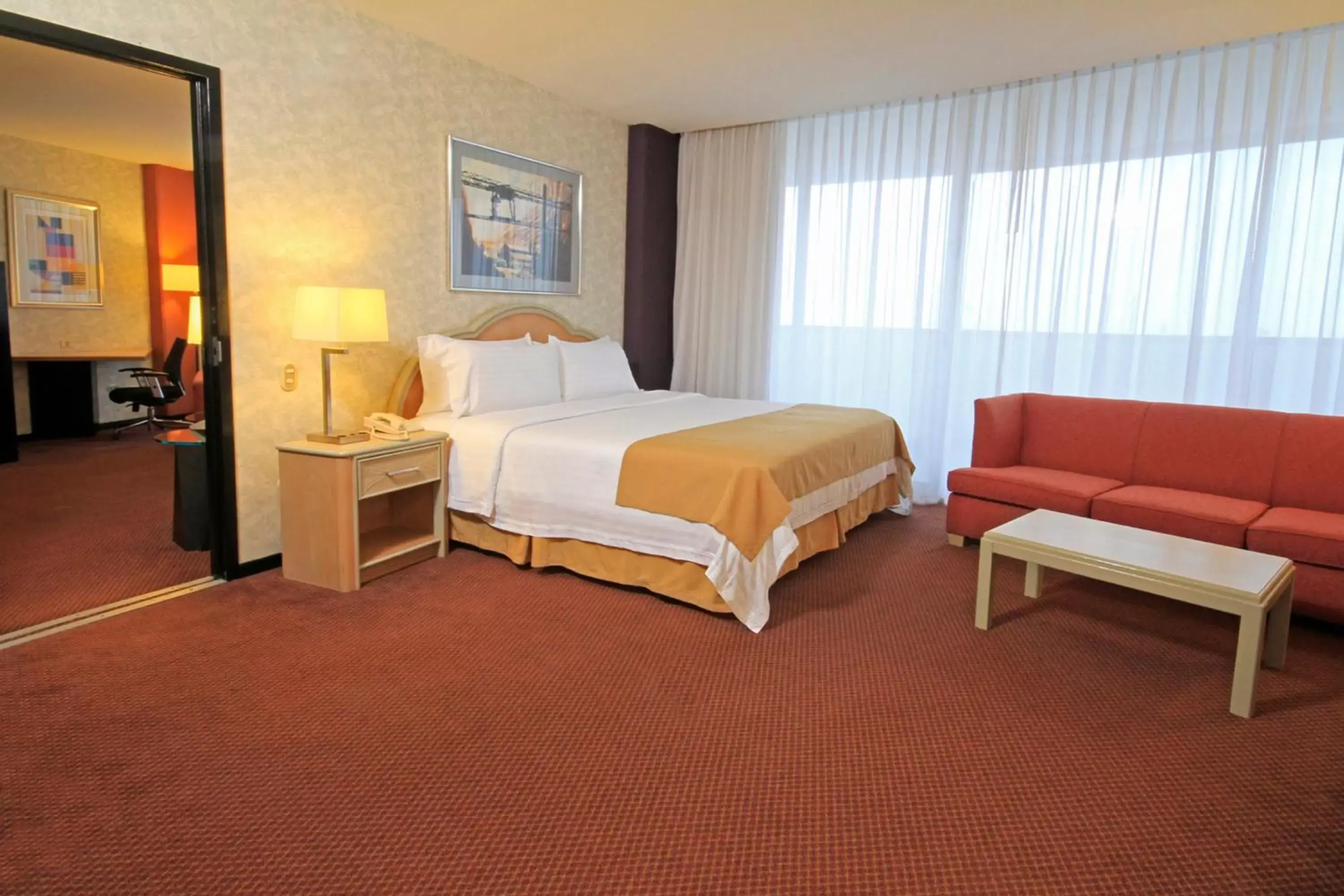 Photo of the whole room, Bed in Holiday Inn Monterrey-Parque Fundidora, an IHG Hotel