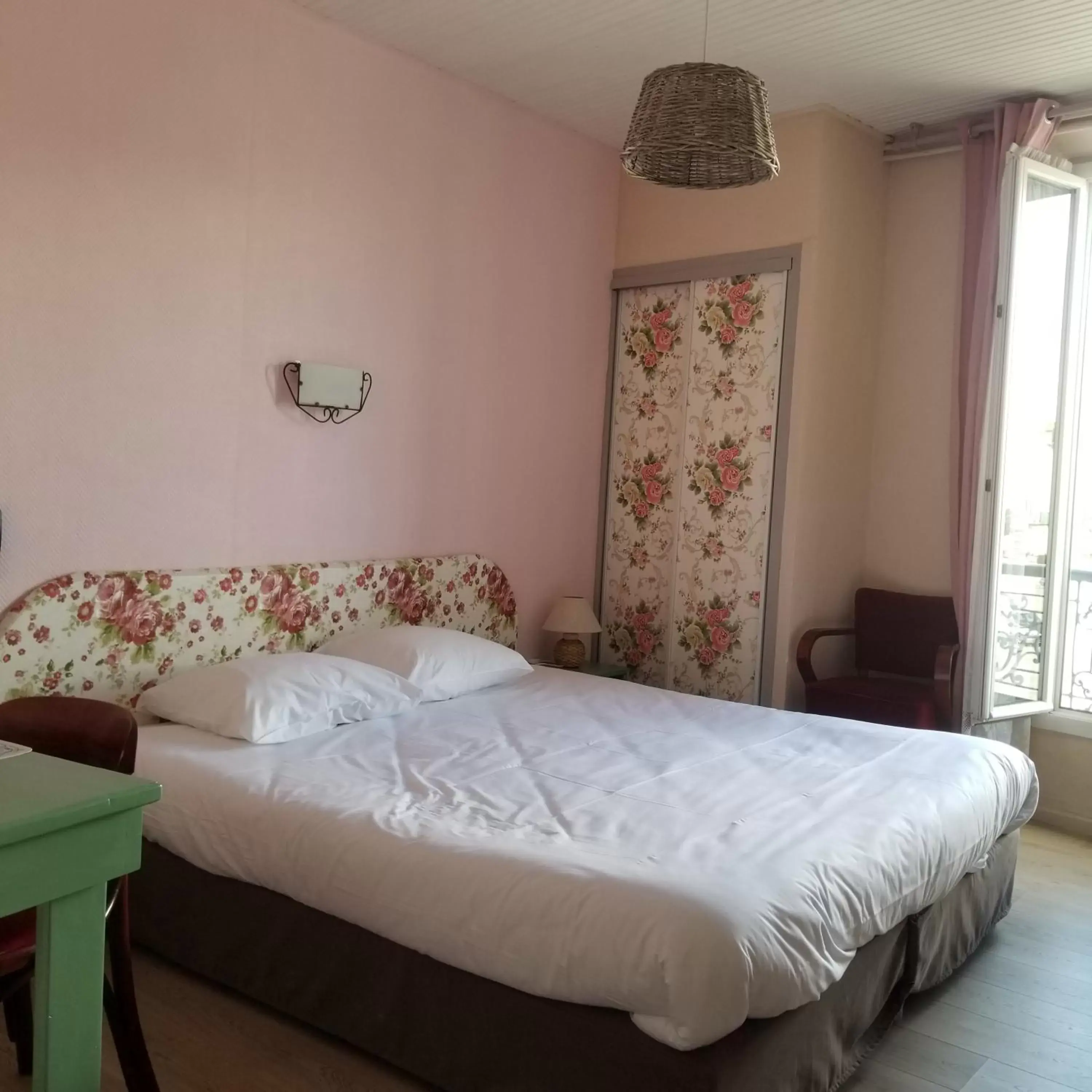 Bedroom, Bed in L'Hôtel du Terreau Logis de France