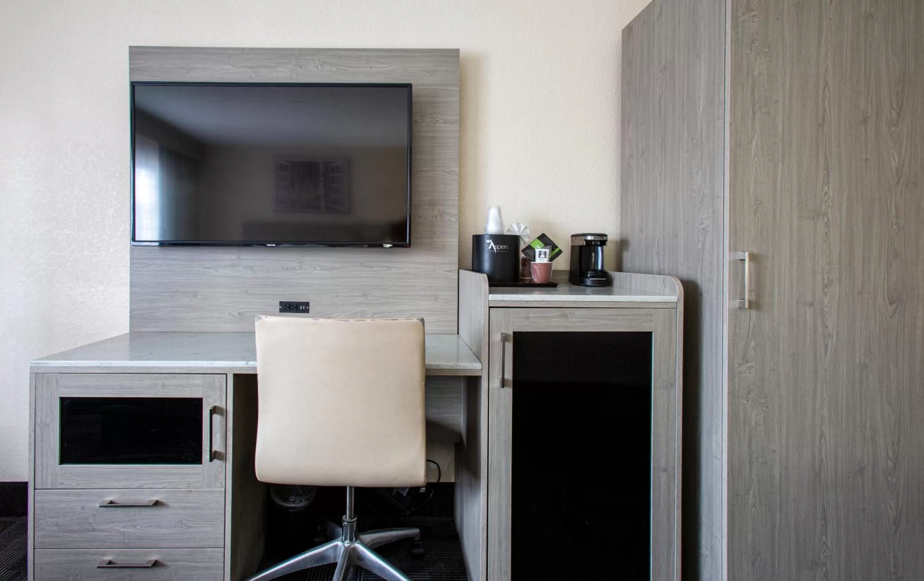 TV and multimedia in Hotel Aspen Flagstaff/ Grand Canyon InnSuites