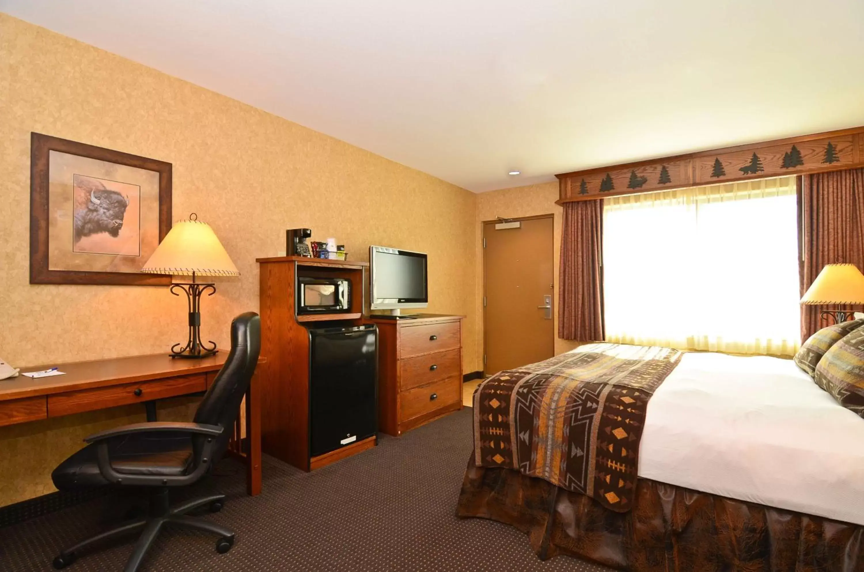 Photo of the whole room, TV/Entertainment Center in Best Western Plus Kelly Inn and Suites