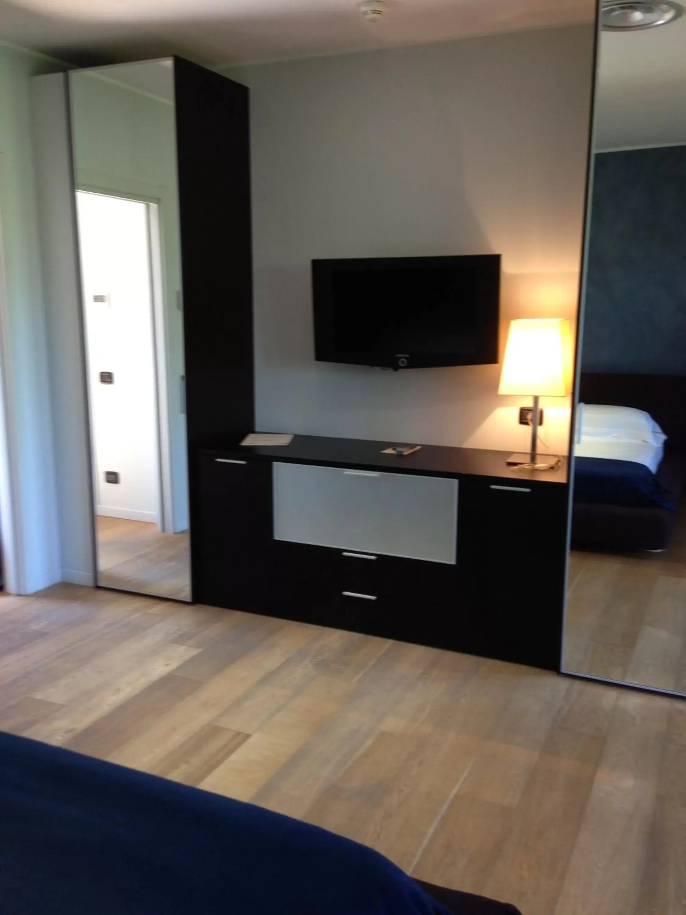 TV and multimedia, TV/Entertainment Center in Joia Hotel & Luxury Apartments