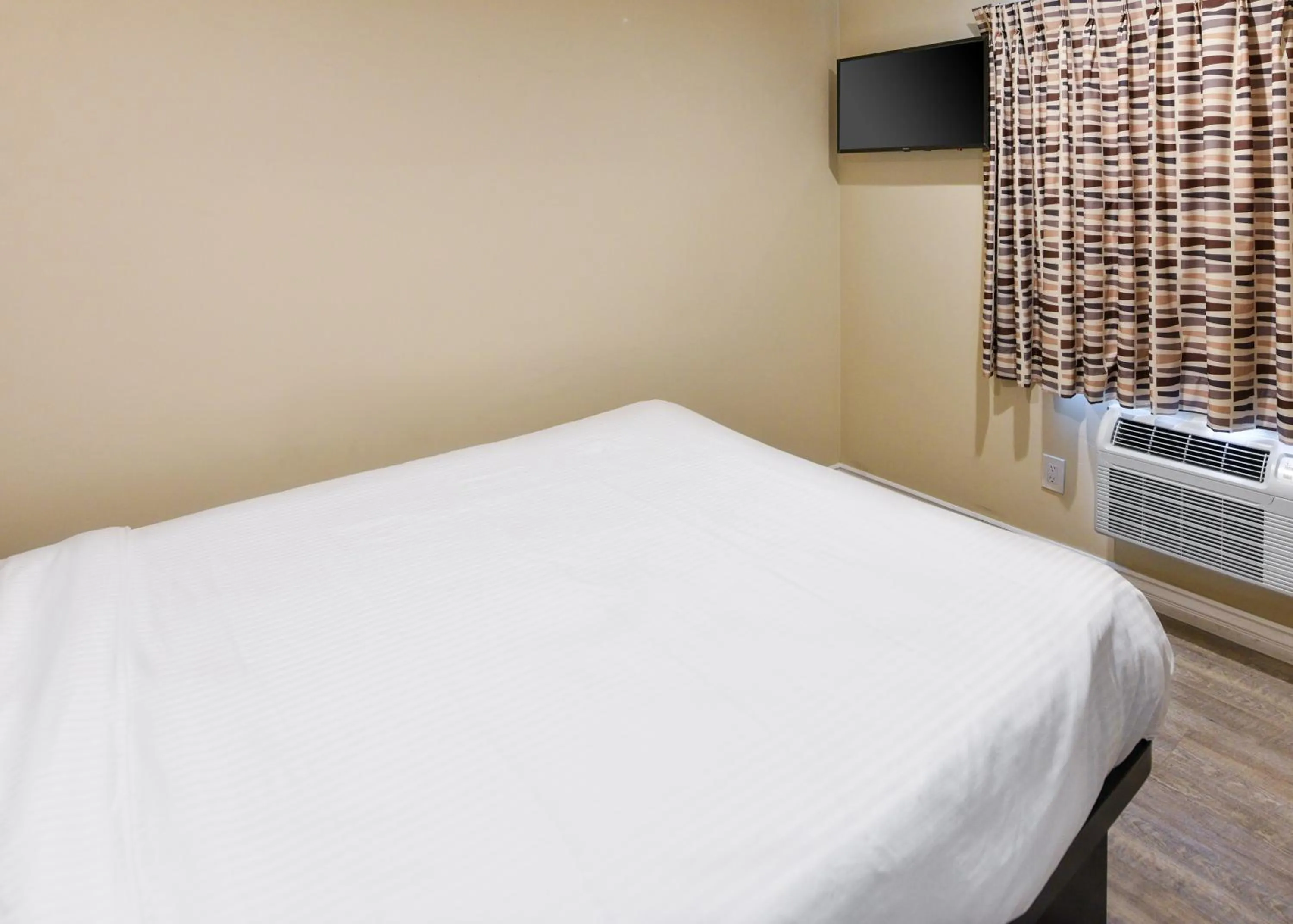 Bed in Sea Rock Inn - Long Beach