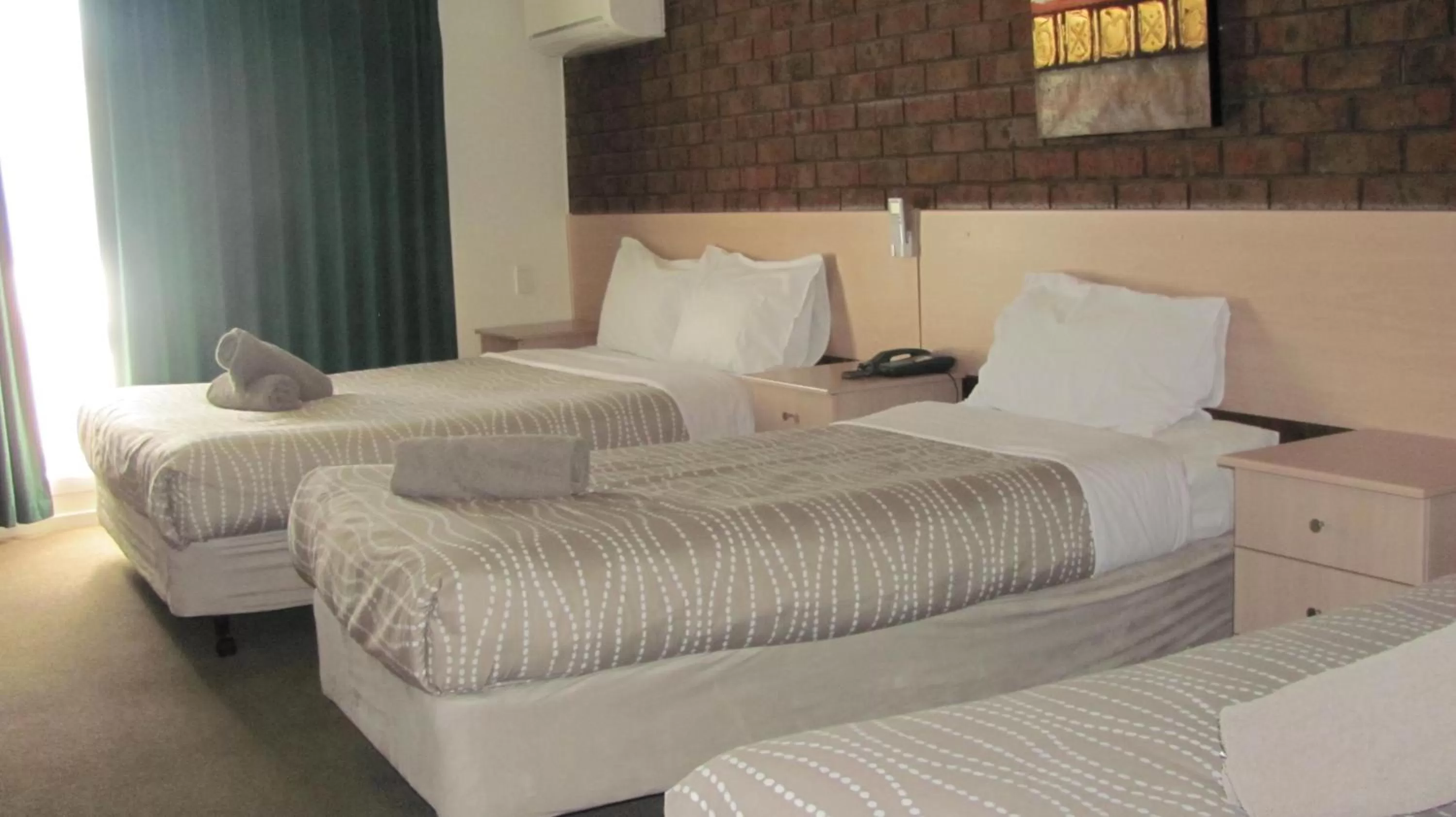 Bed in Bristol Hill Motor Inn