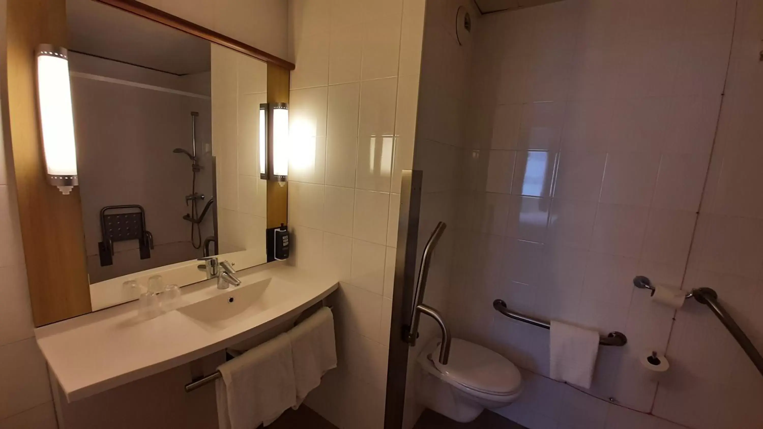 Bathroom in Hotel ibis Lisboa Jose Malhoa