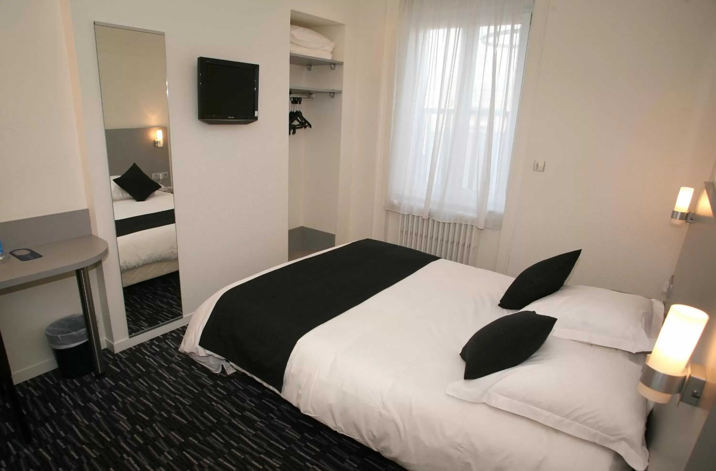 Bedroom, Bed in Hotel du Louvre