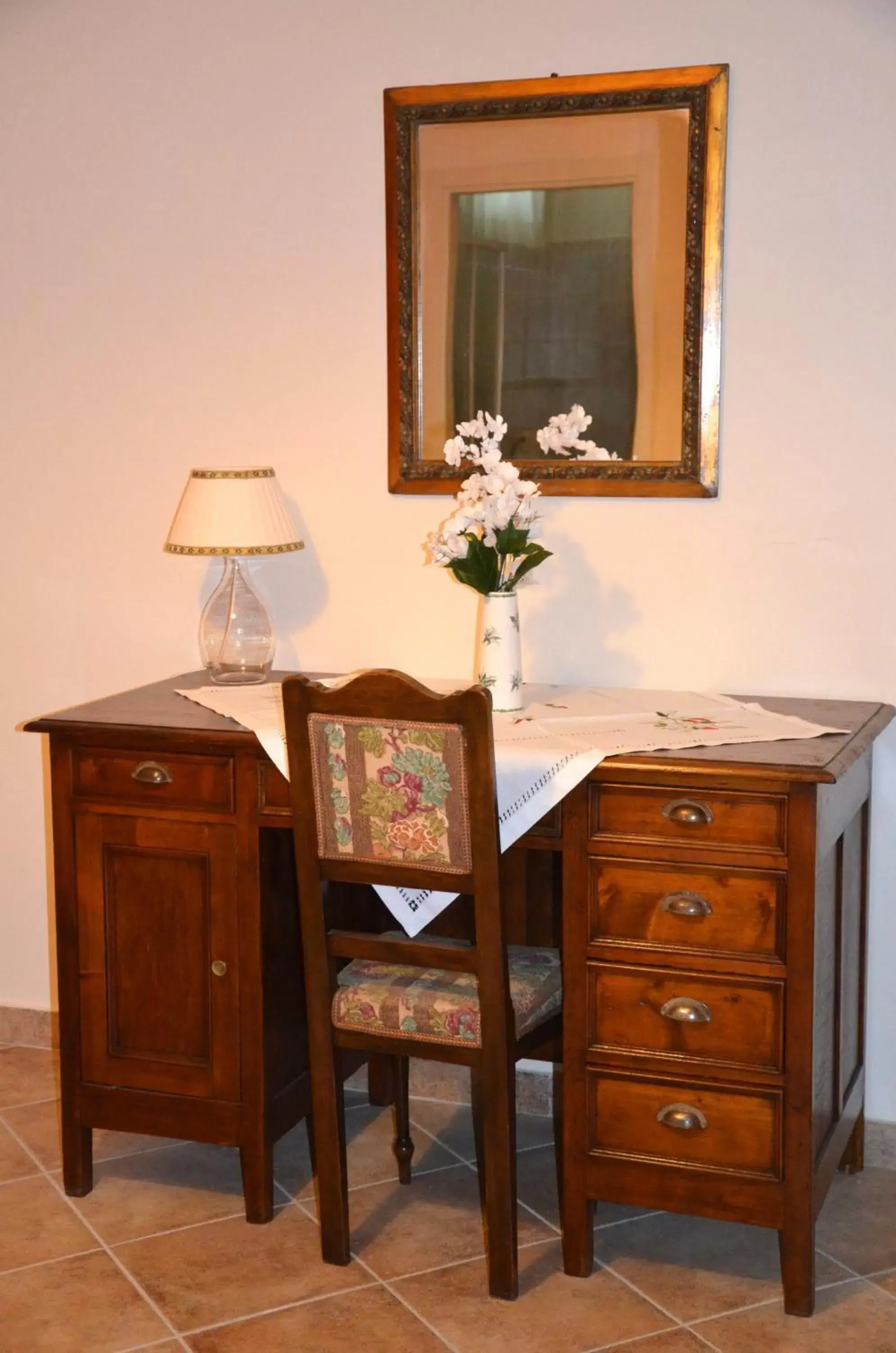 Decorative detail, TV/Entertainment Center in Locanda dei Fiori