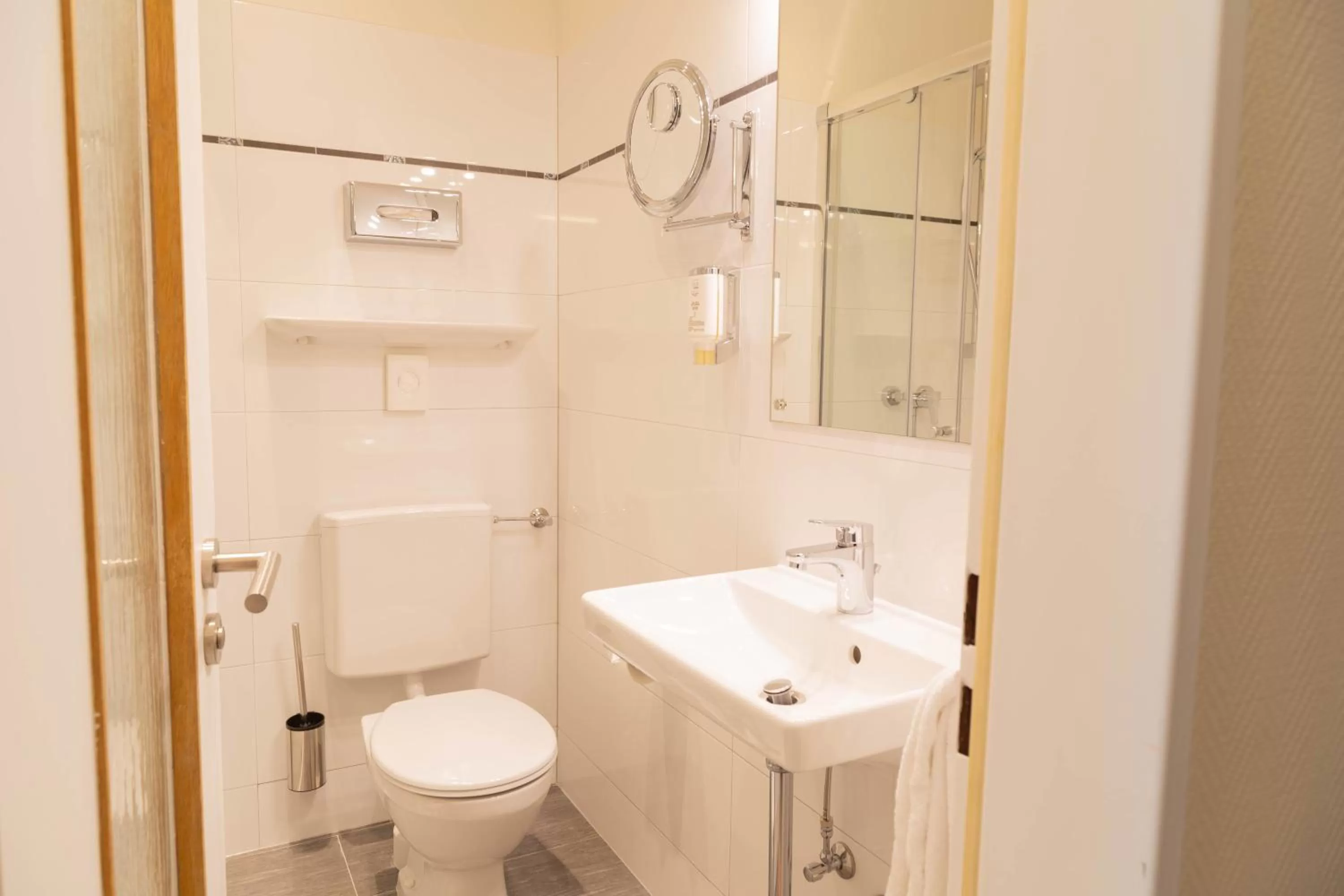 Bathroom in Das Ebertor - Hotel & Hostel